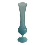 Vase en opaline bleu clair