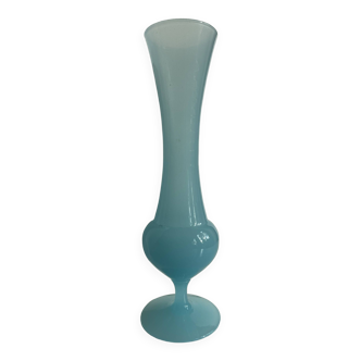 Vase en opaline bleu clair