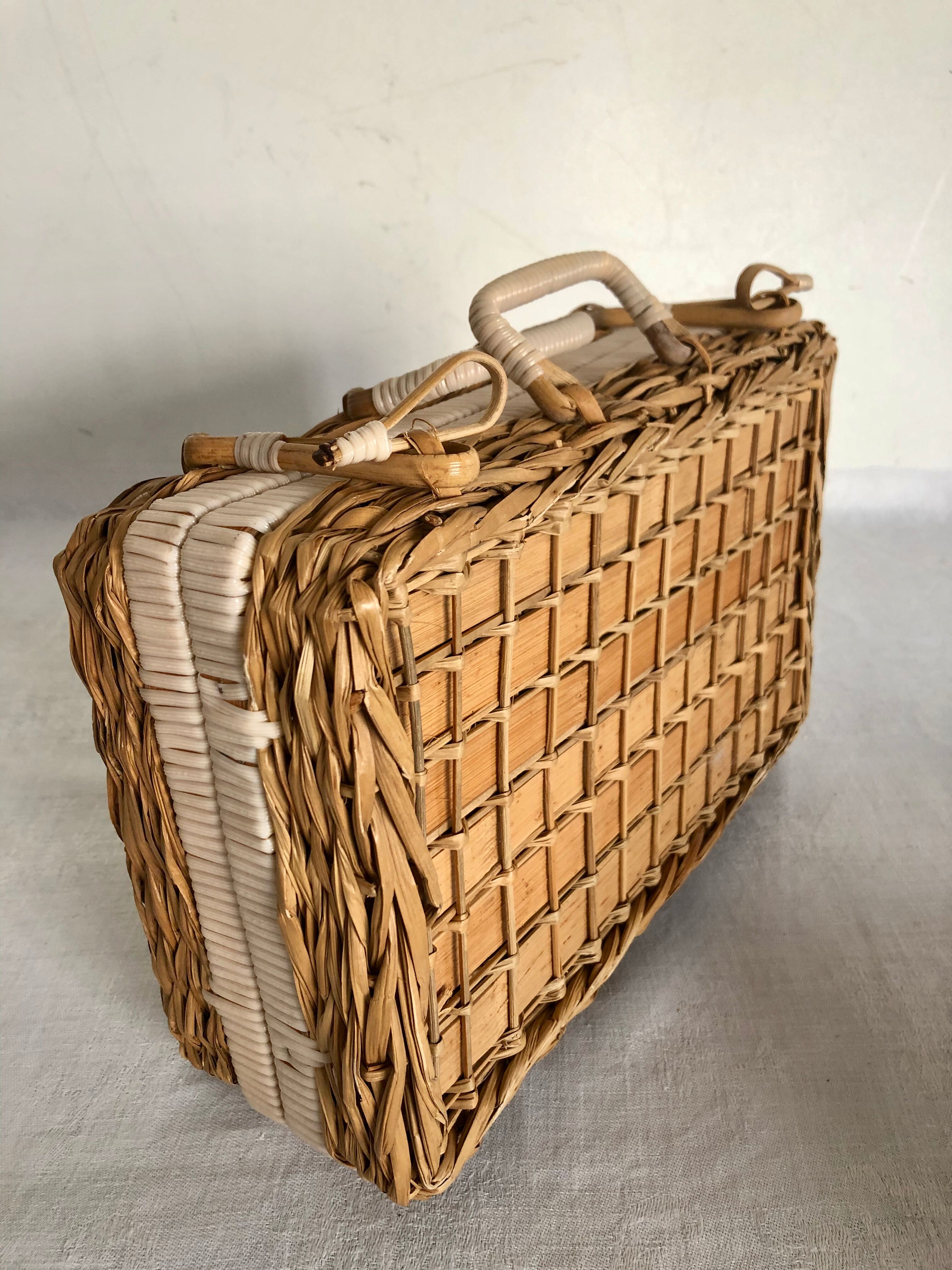 Wicker, wood, scoubidou