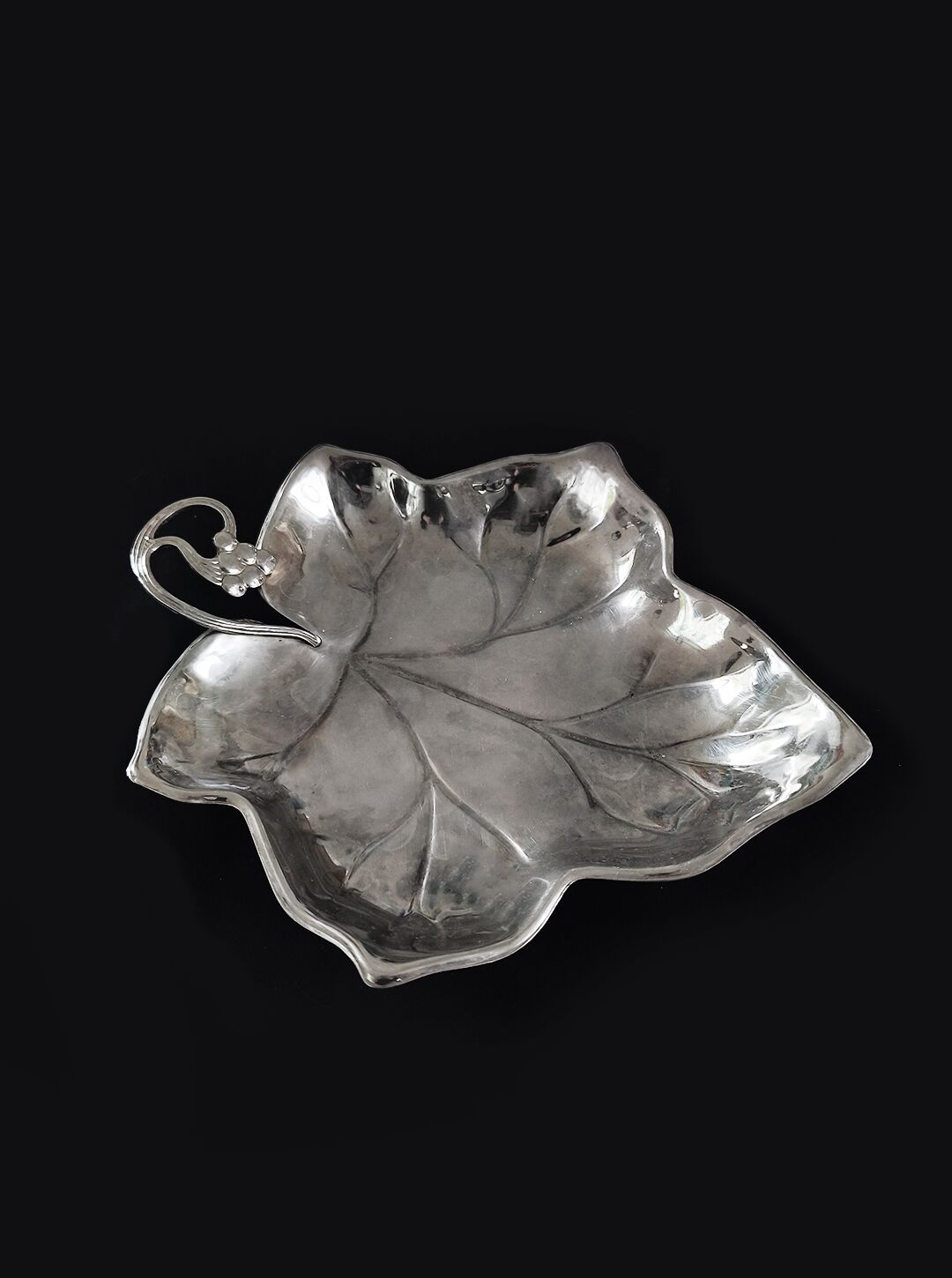 Leaf-shaped pocket tray in minimalist silver plating.