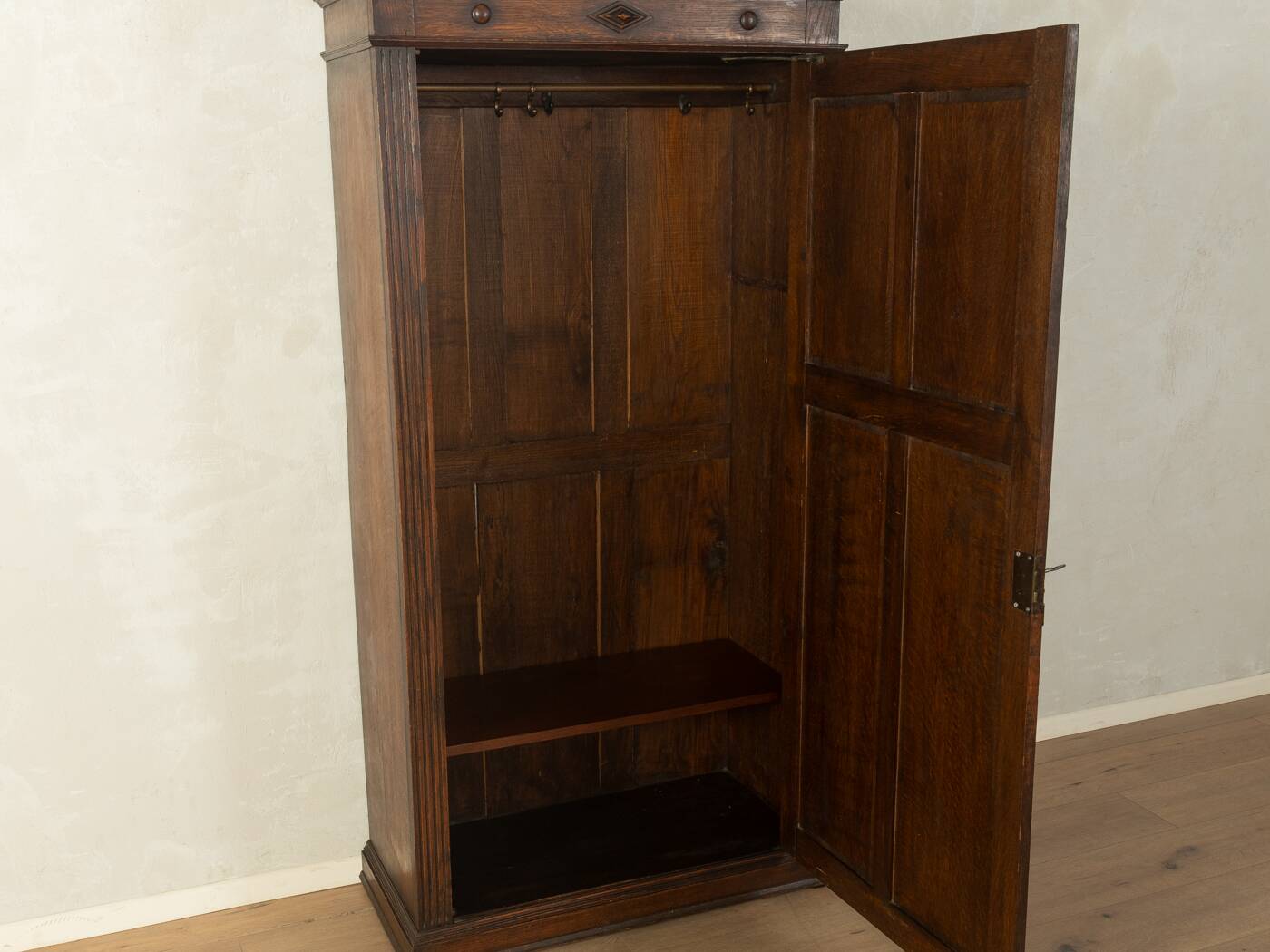 Cabinet en chêne ancien avec panneaux à caissons, vers 1900