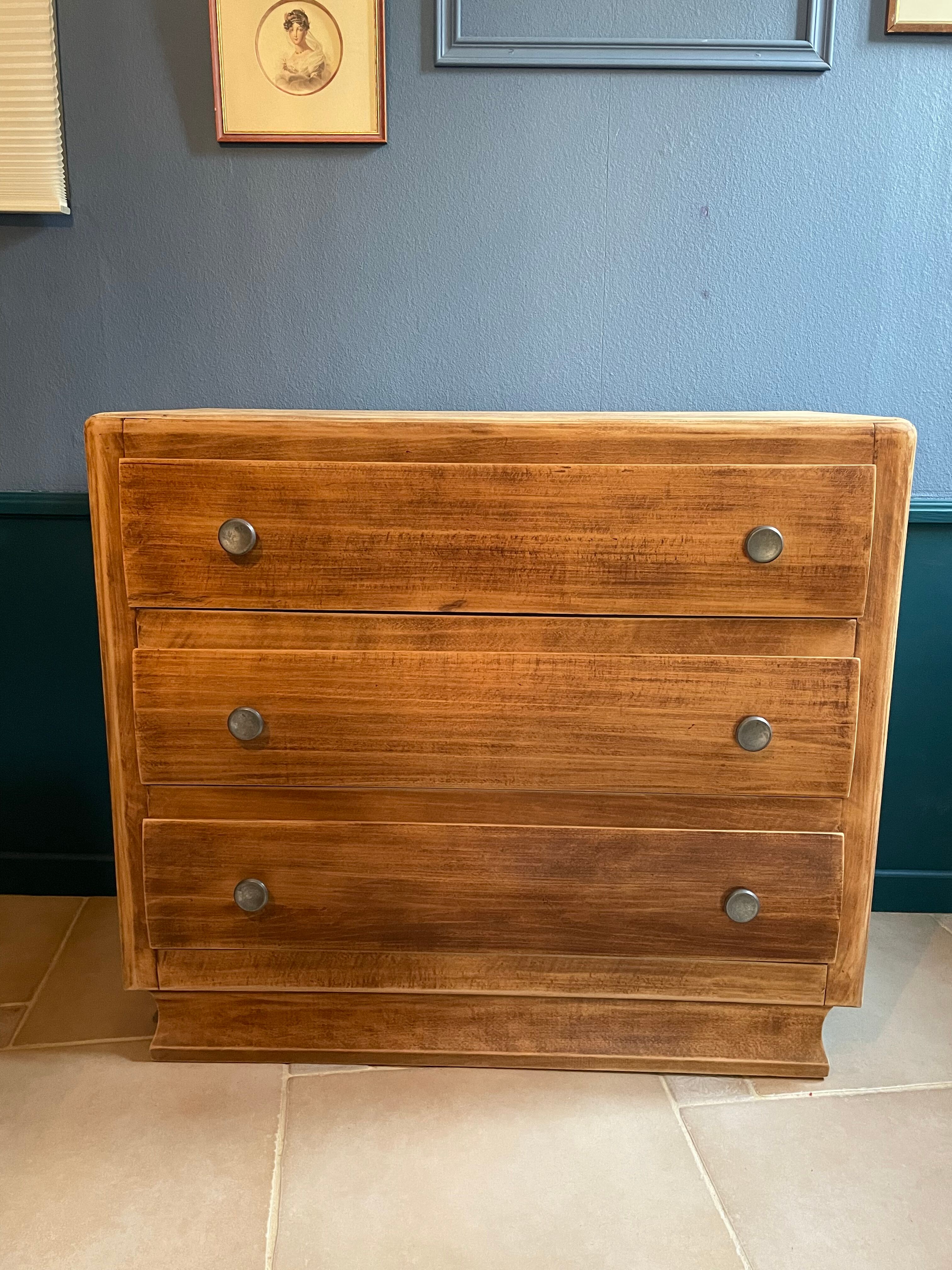 Commode en bois brut