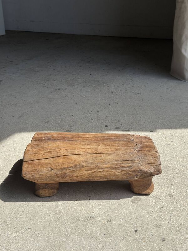 Petit tabouret, repose-pied en teck blond monoxyle organique wabi-sabi L22