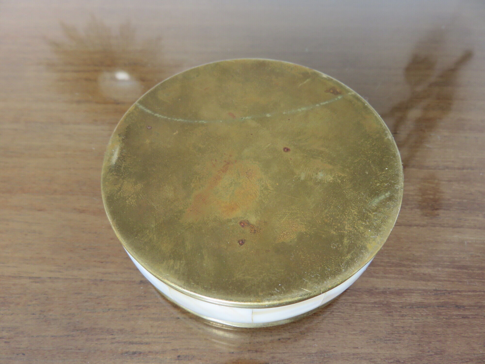 Round box in white mother-of-pearl and brass 60s 70s