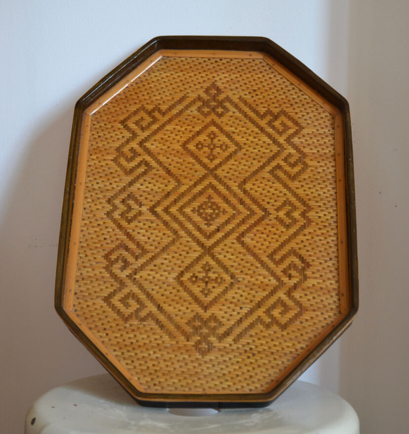 Wicker meal tray with vintage patterns