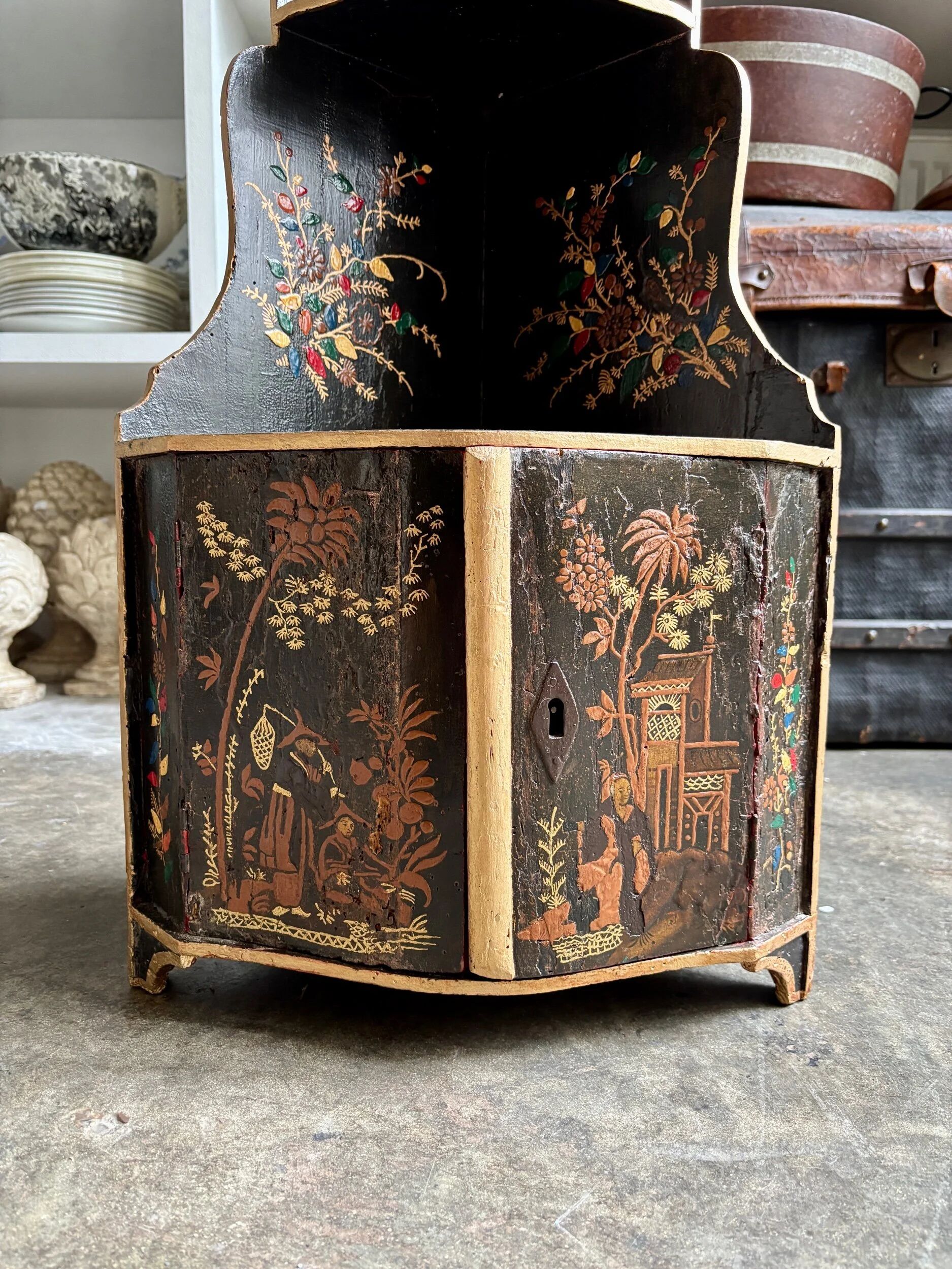 Encoignure en bois laqué noir et décor polychrome, XVIIIème s.