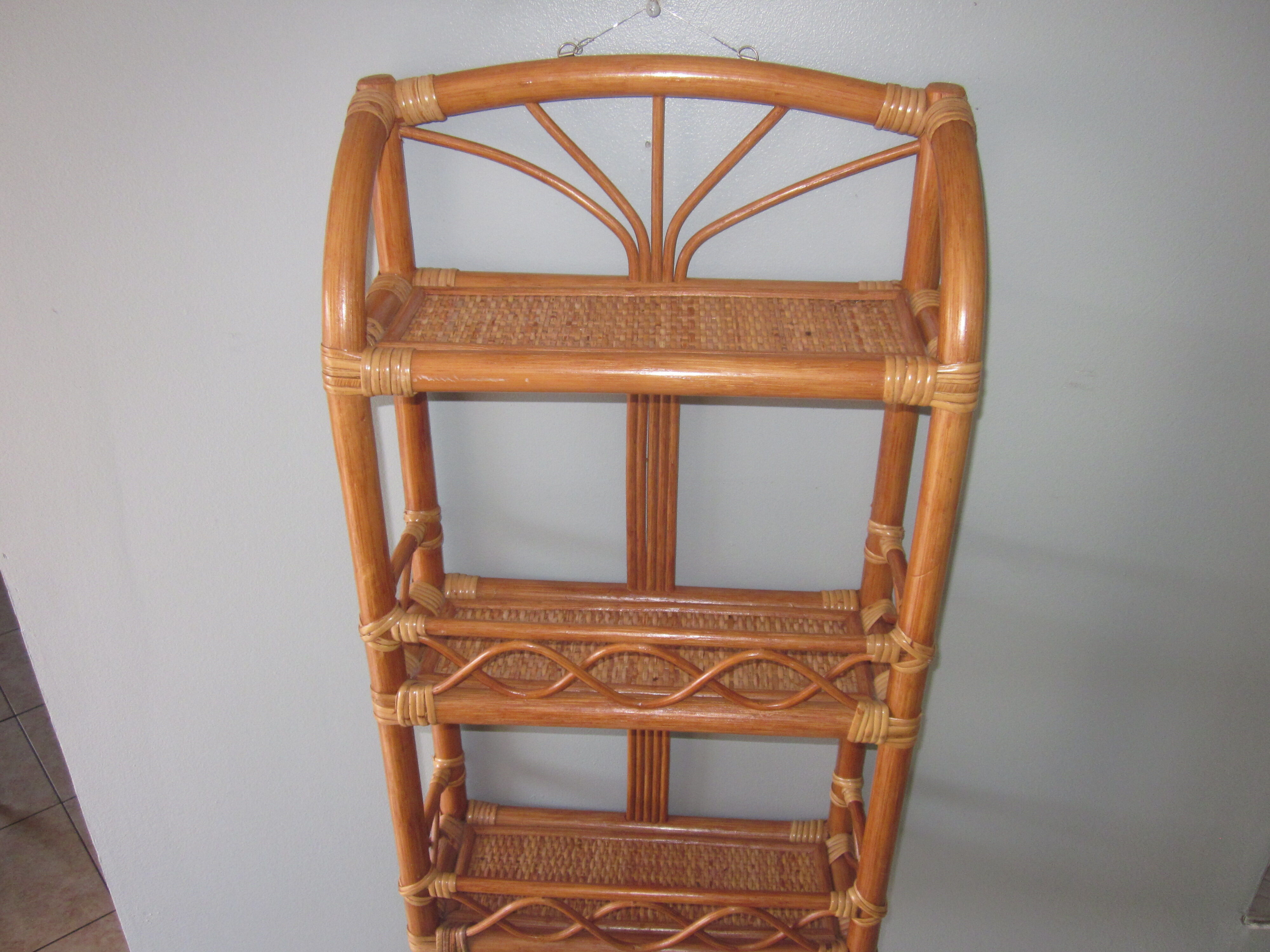 Etagere murale en rotin