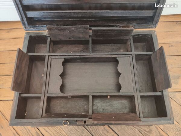 Coffre de mariage indien ancien en bois orné de plaque en laiton ciselé. Inde fin XIXe/début XXe