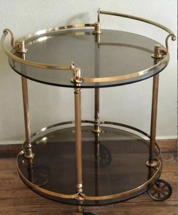 Desserte néoclassique en laiton et et verre fumé, milieu XXème