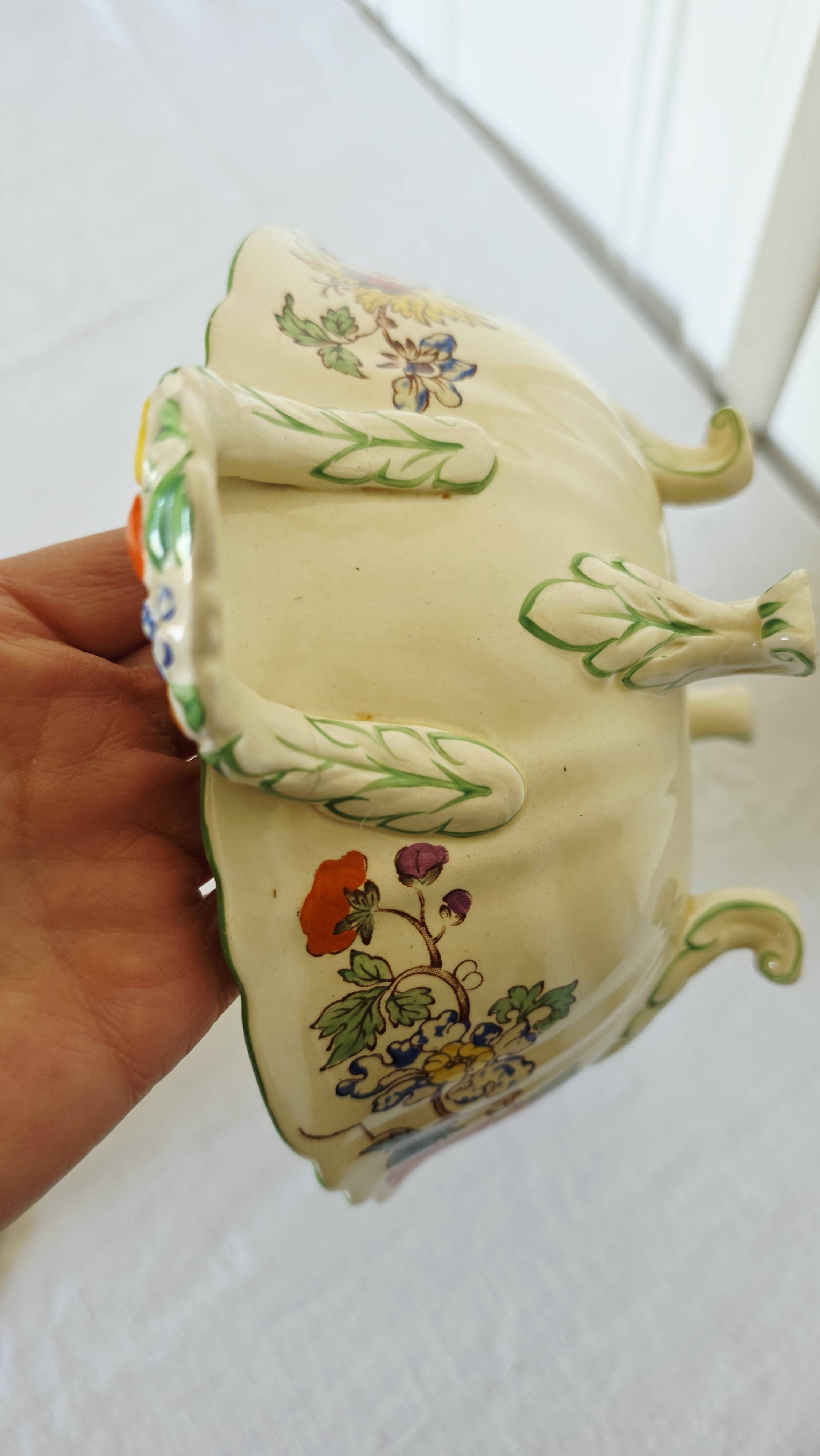 Antique soup tureen on feet from the prestigious English manufacturer Mason's,
