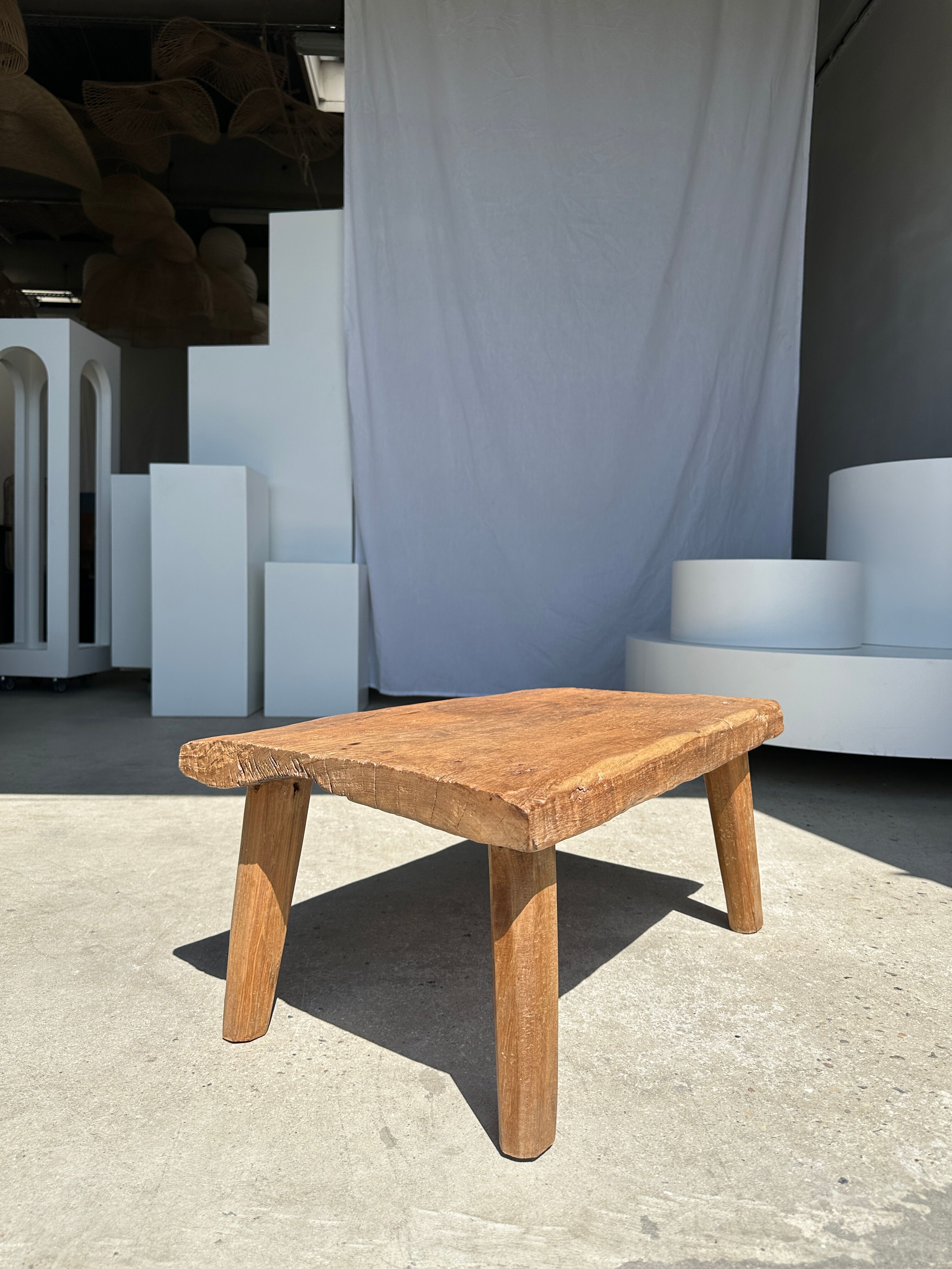 Coffee table in blond teak quadripod