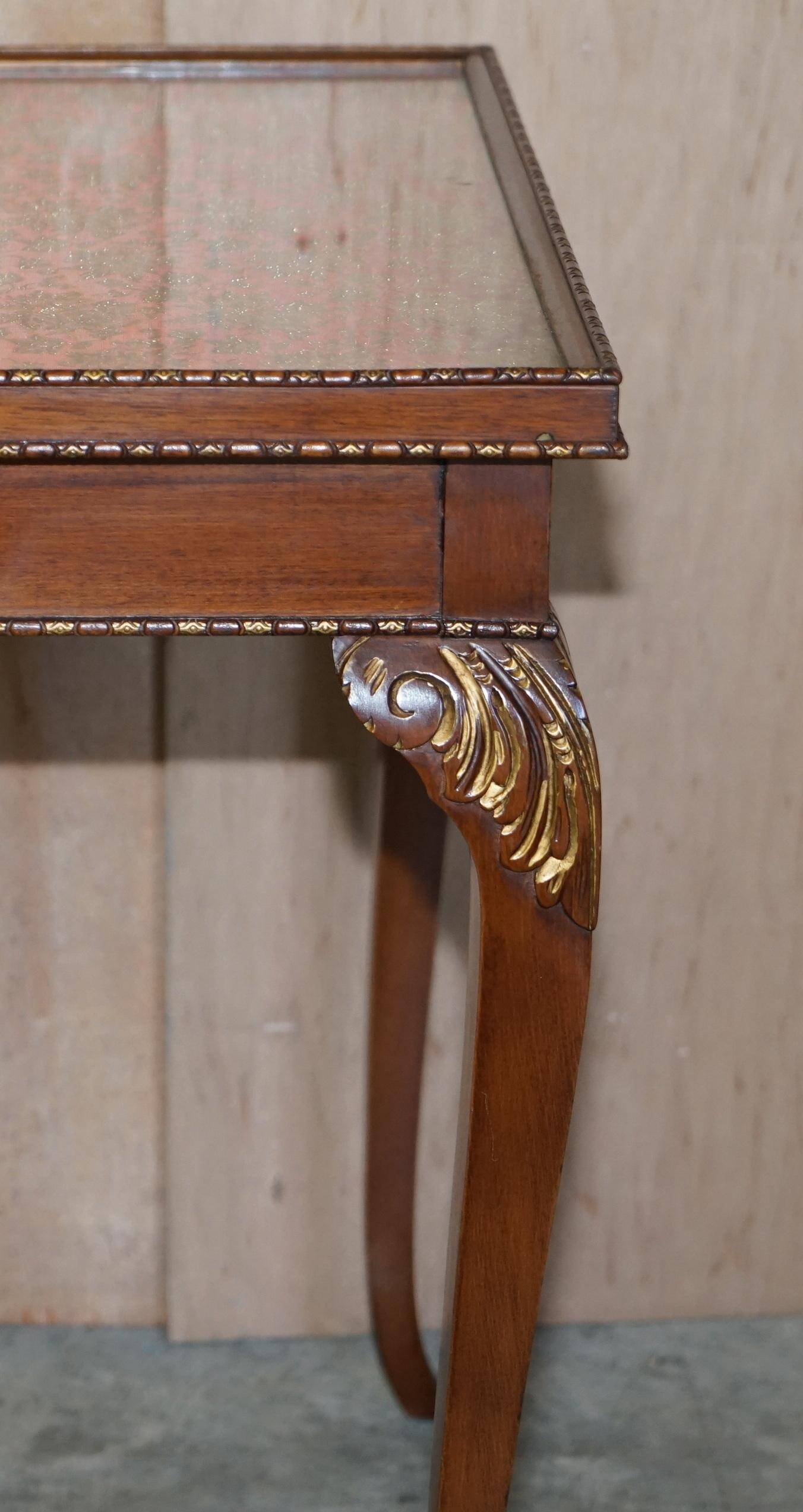Table d'écriture vintage en bois dur avec dessus en verre brodé de soie