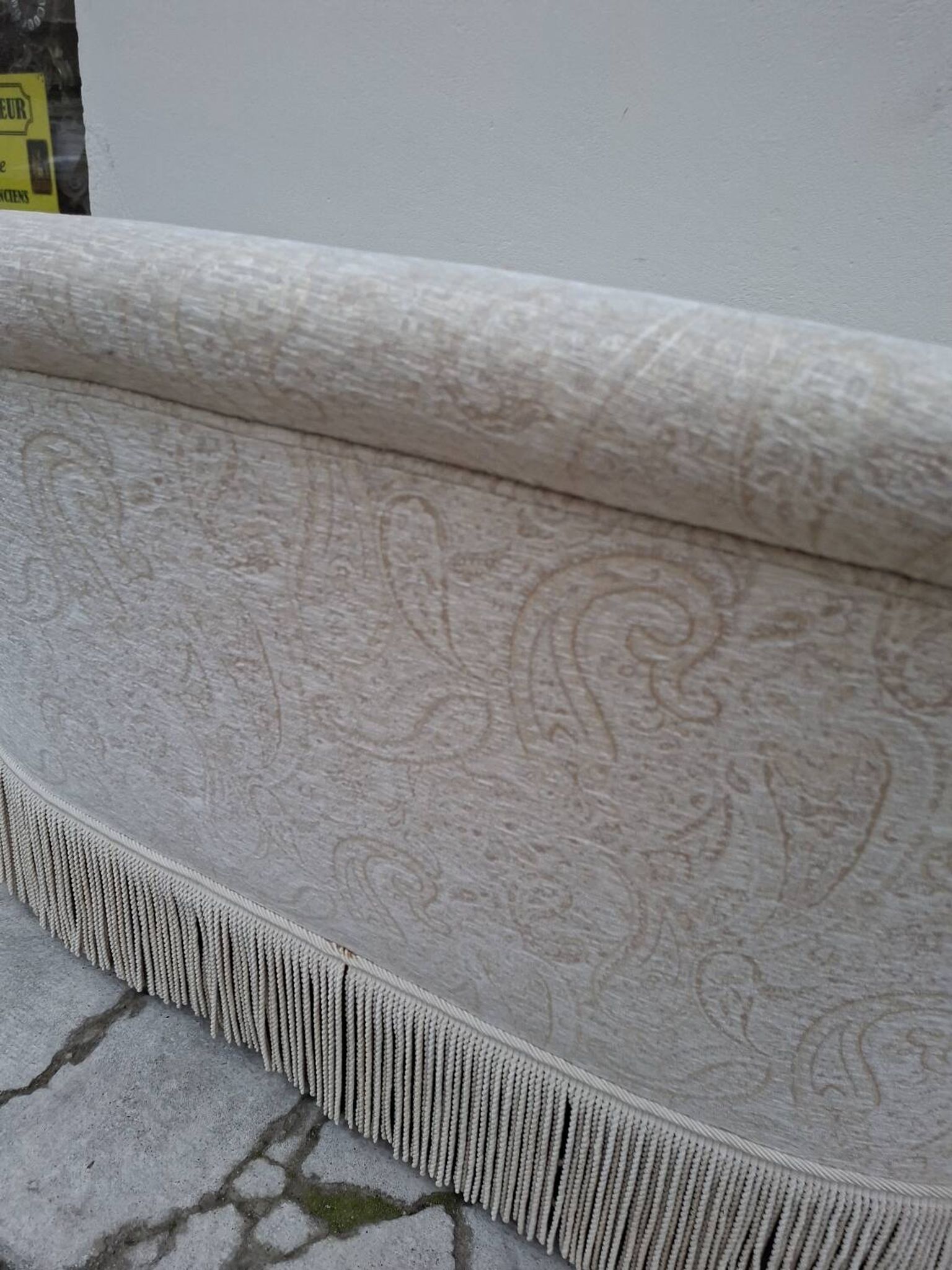 "Crapaud" bench in the richly decorated Napoleon III style.