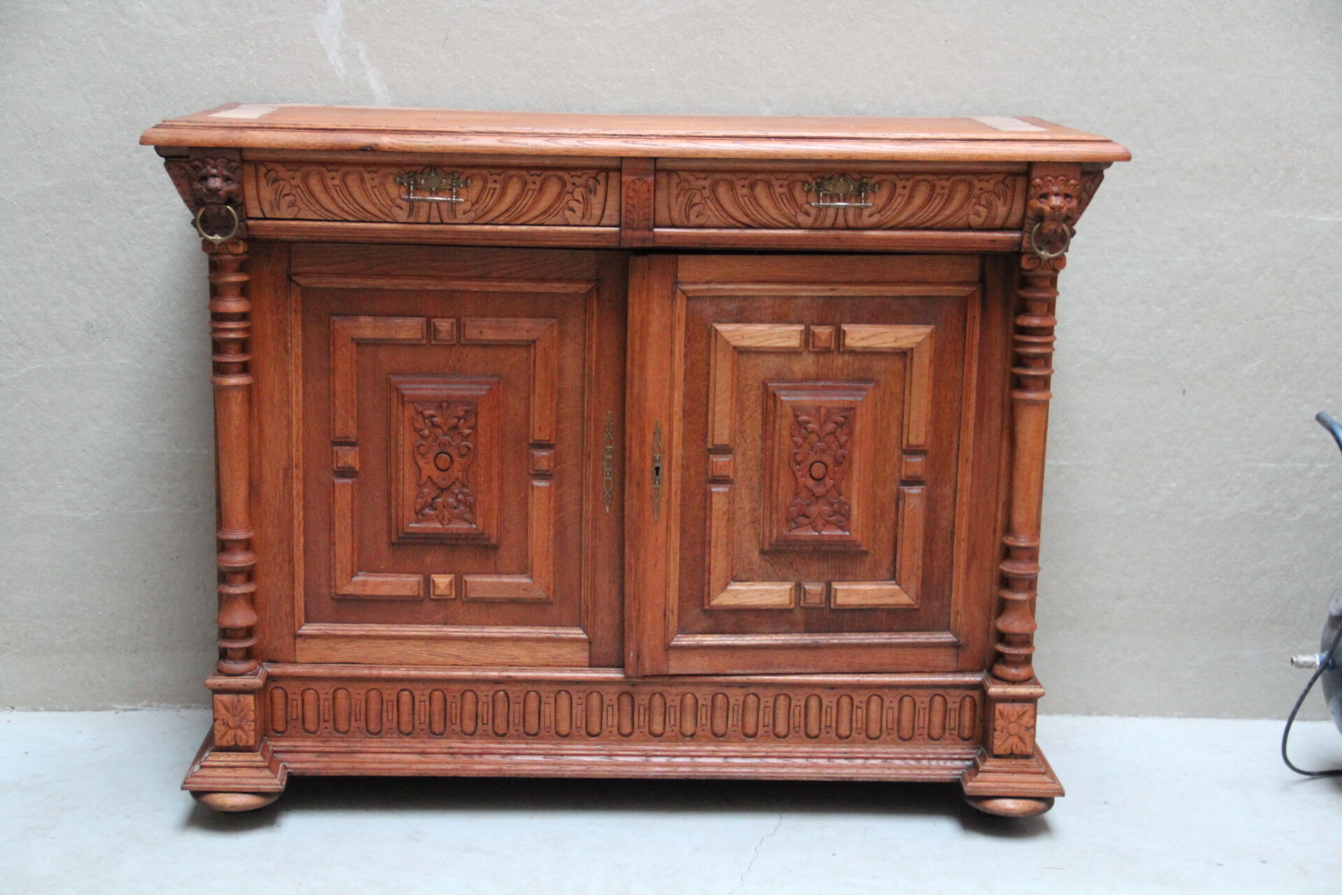 Double body late 19th century in oak and colored stained glass