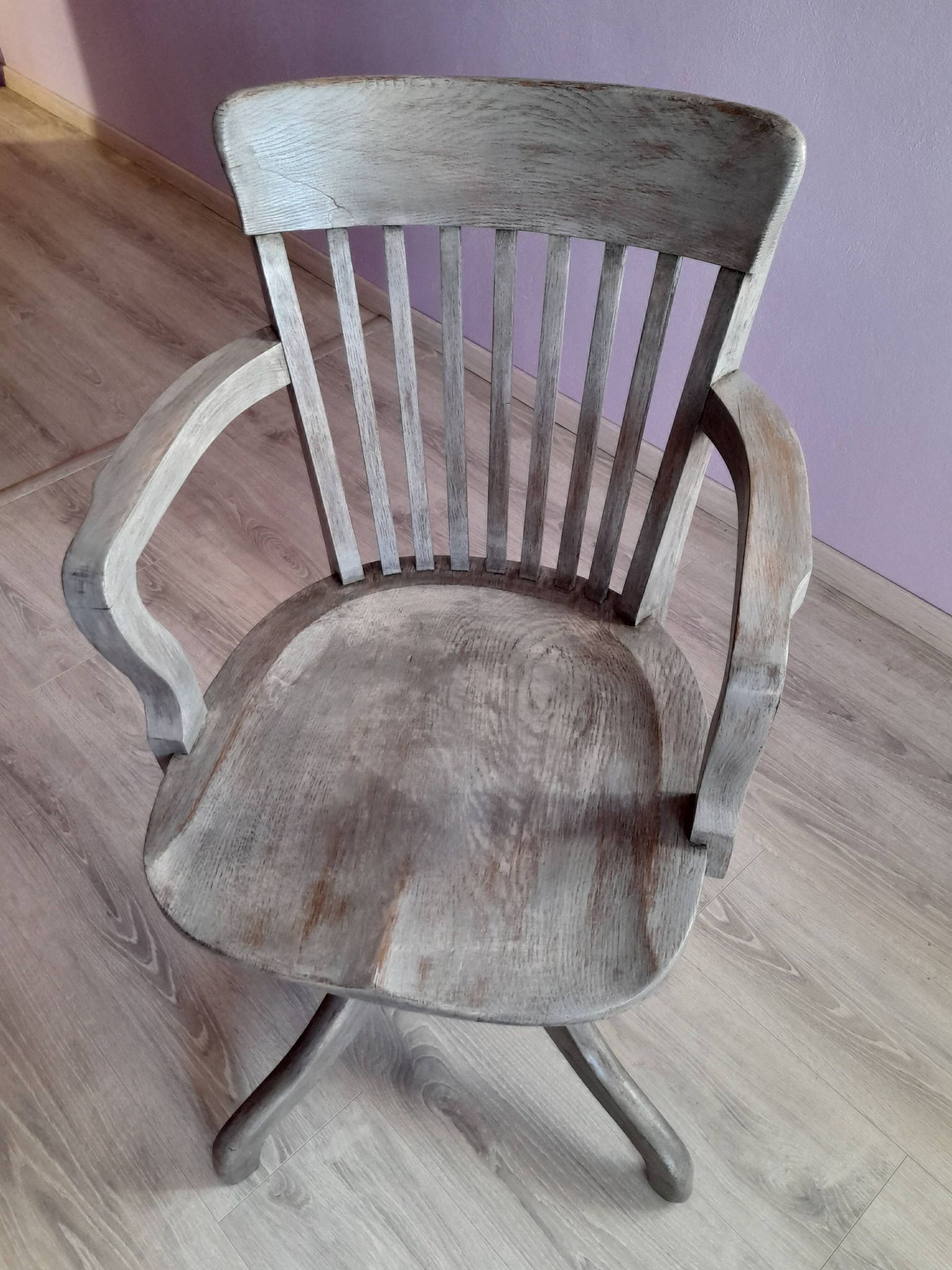 Fauteuil de bureau pivotant en bois laqué gris