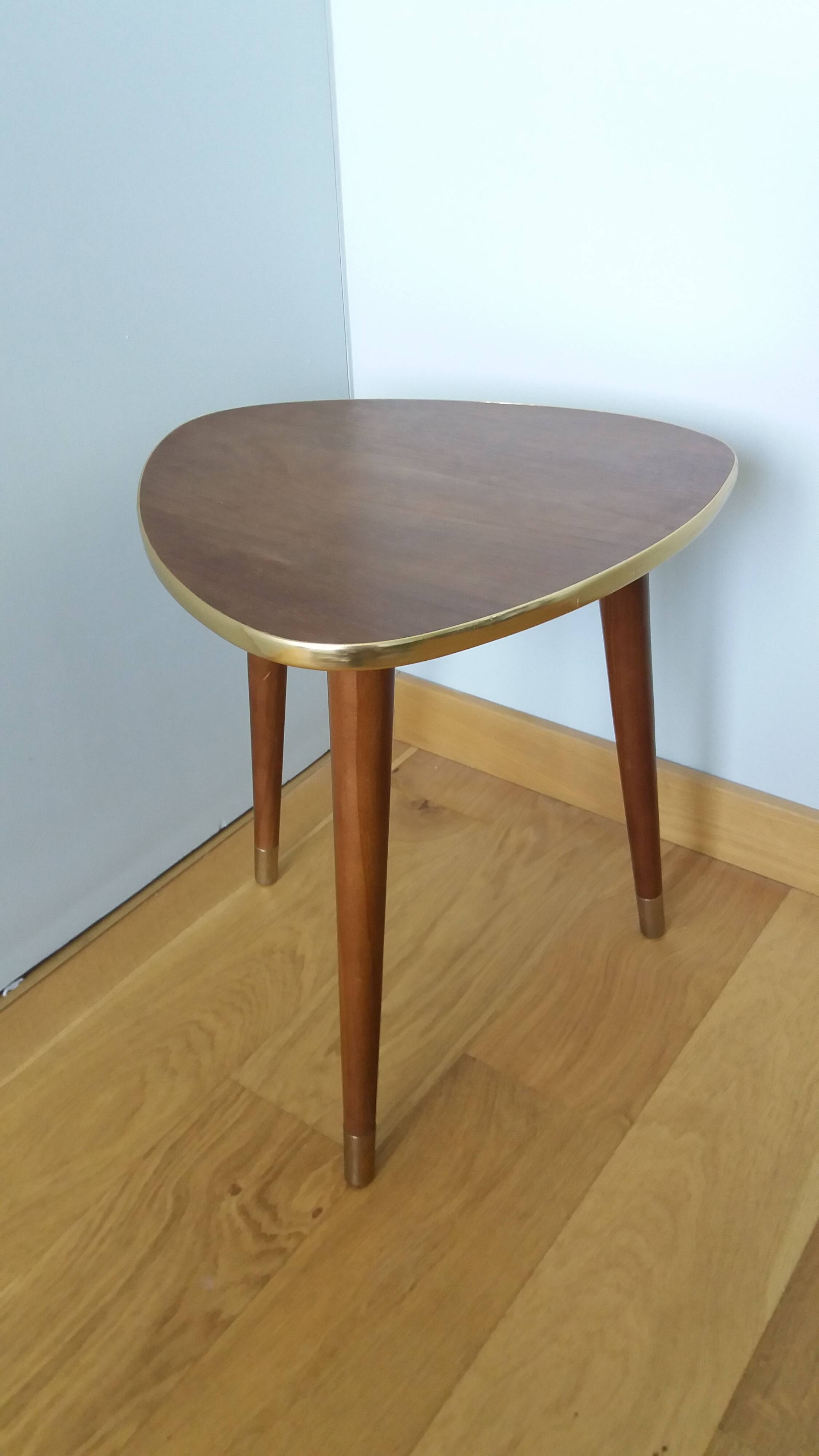 Table basse bout de canapé tripode forme médiator pieds fuselés compas