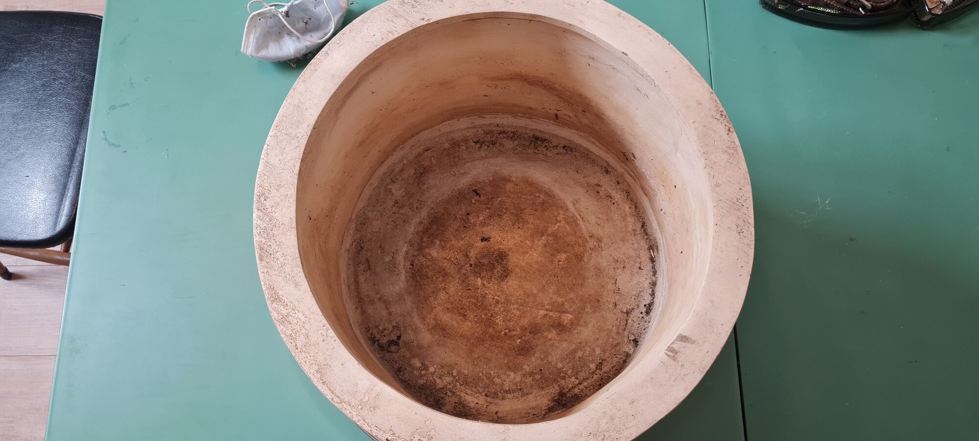 Round white stone pot cover with a farandole of angels