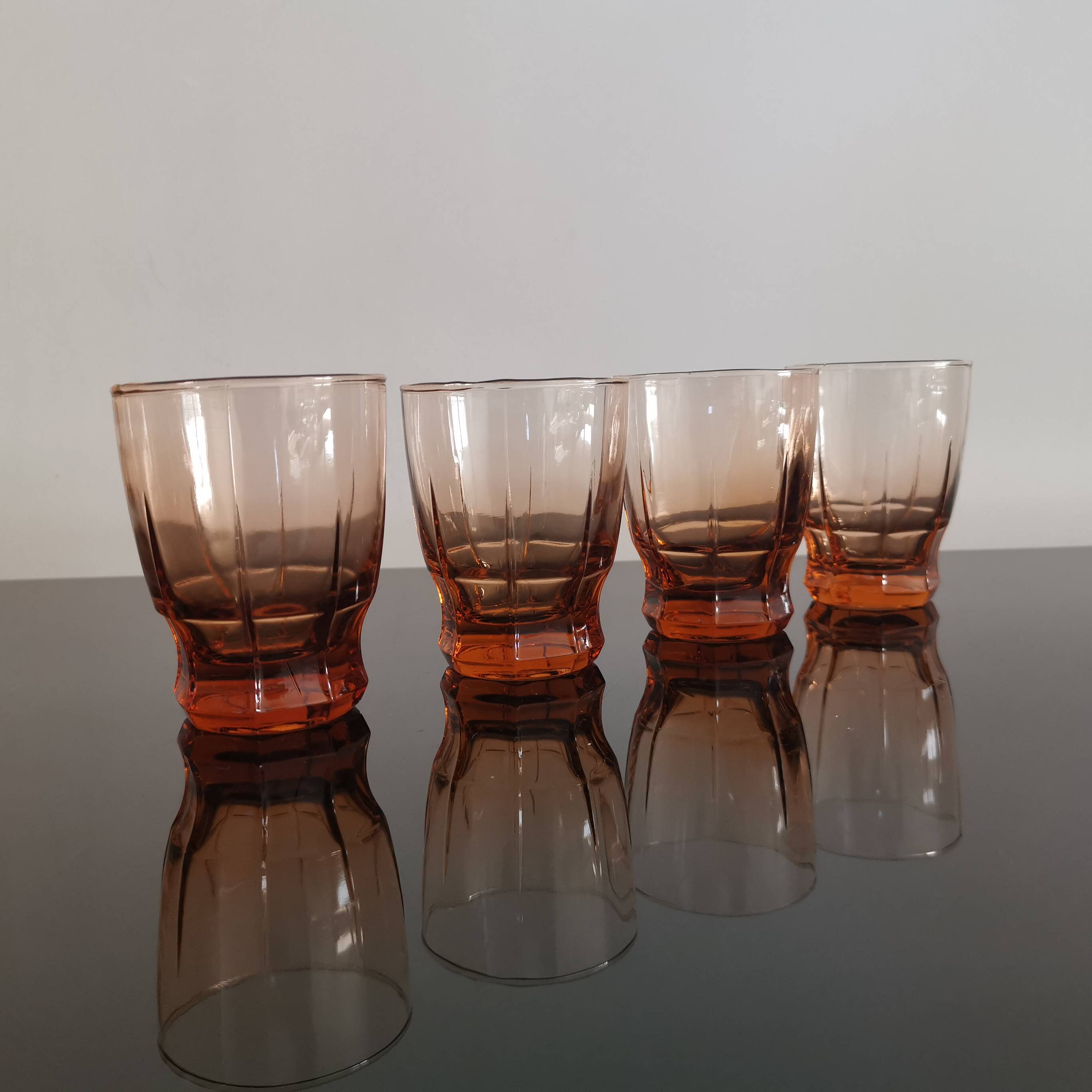 Série de 4 verres à eau des années 30 rose fumé