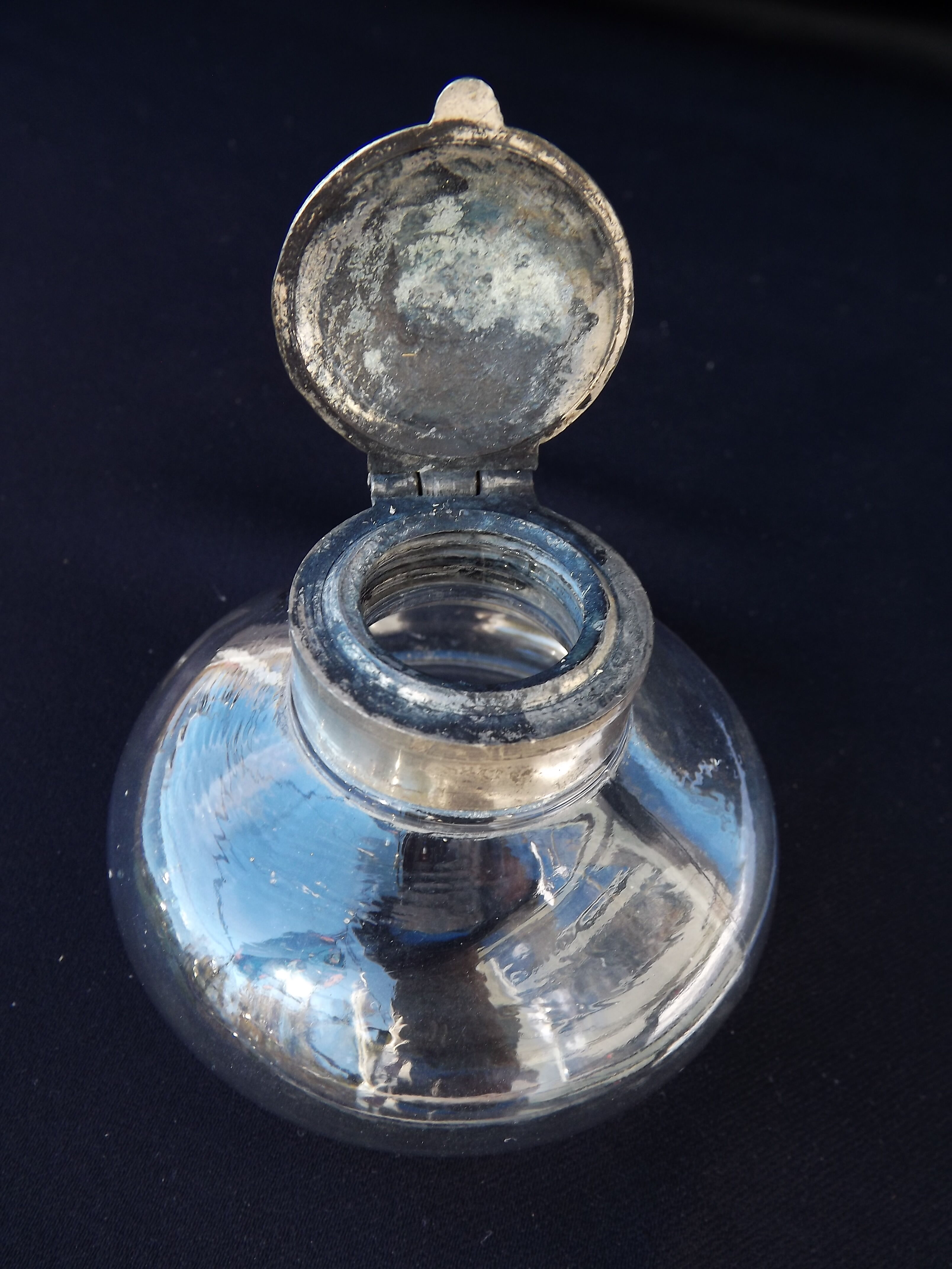 Glass inkwell