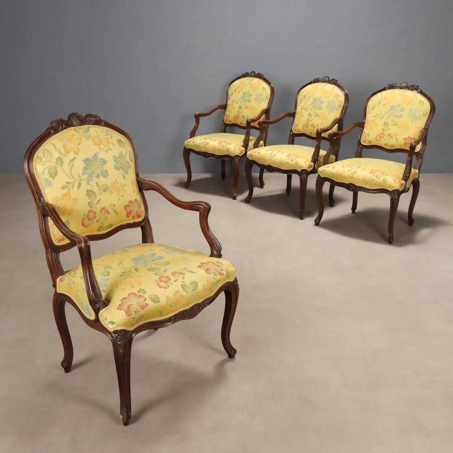Fauteuils anciens style baroque en noyer sculpté XIX-XX siècle