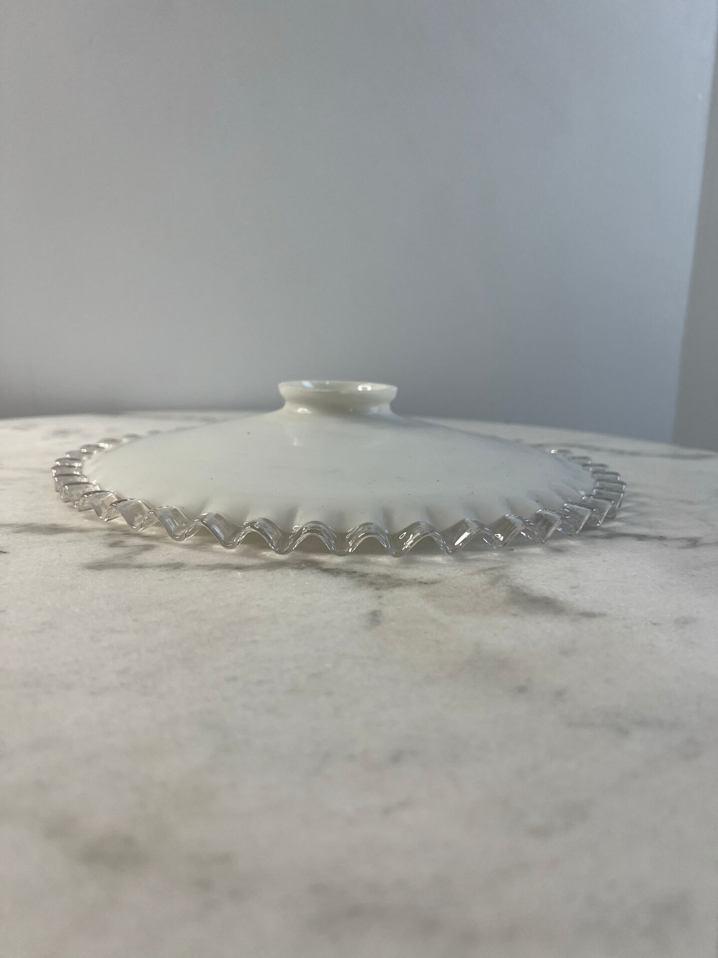 Abat-jour ancien en opaline blanche 25,5cm