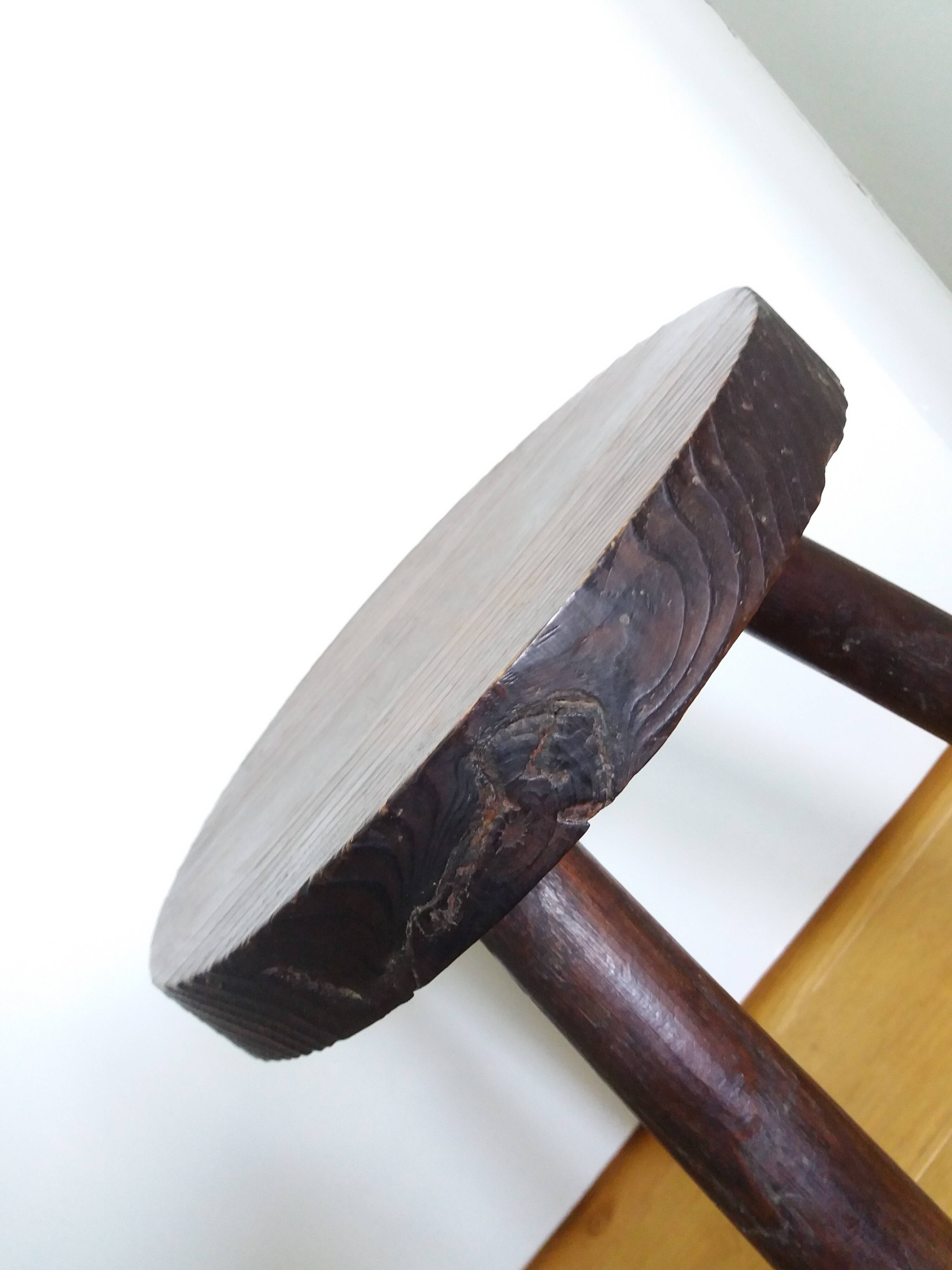 Tripod stool with pencil legs