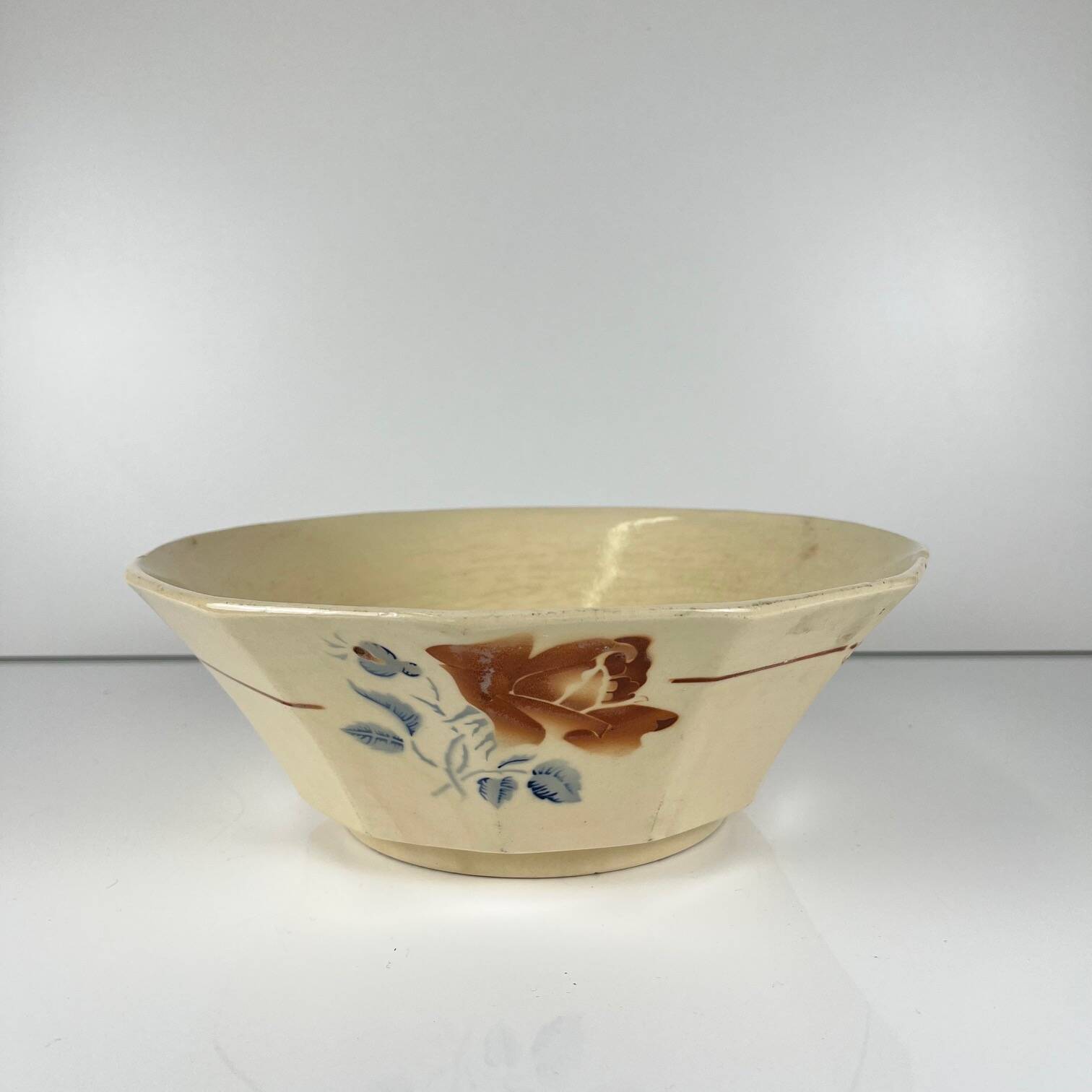 Sarreguemines salad bowl with flower pattern, first half of the 20th century.