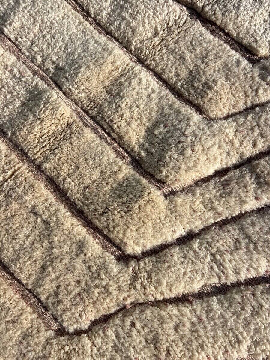 New white Moroccan Berber rug Beni Ouarain in wool.