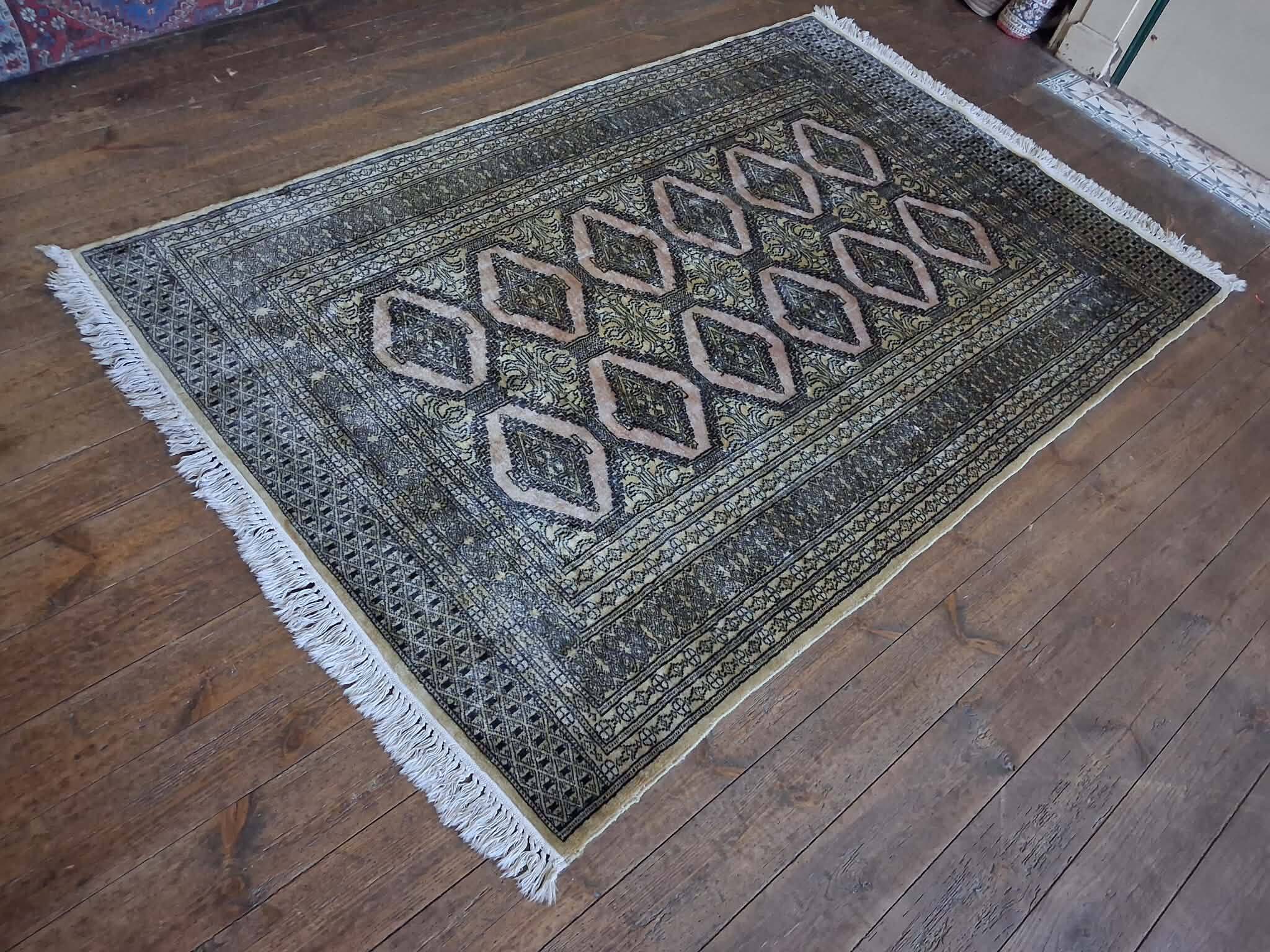 Handmade Pakistani Bukhara rug 188x122cm
