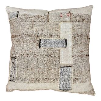 Coussin en toile ancienne style kilim tissé, patché