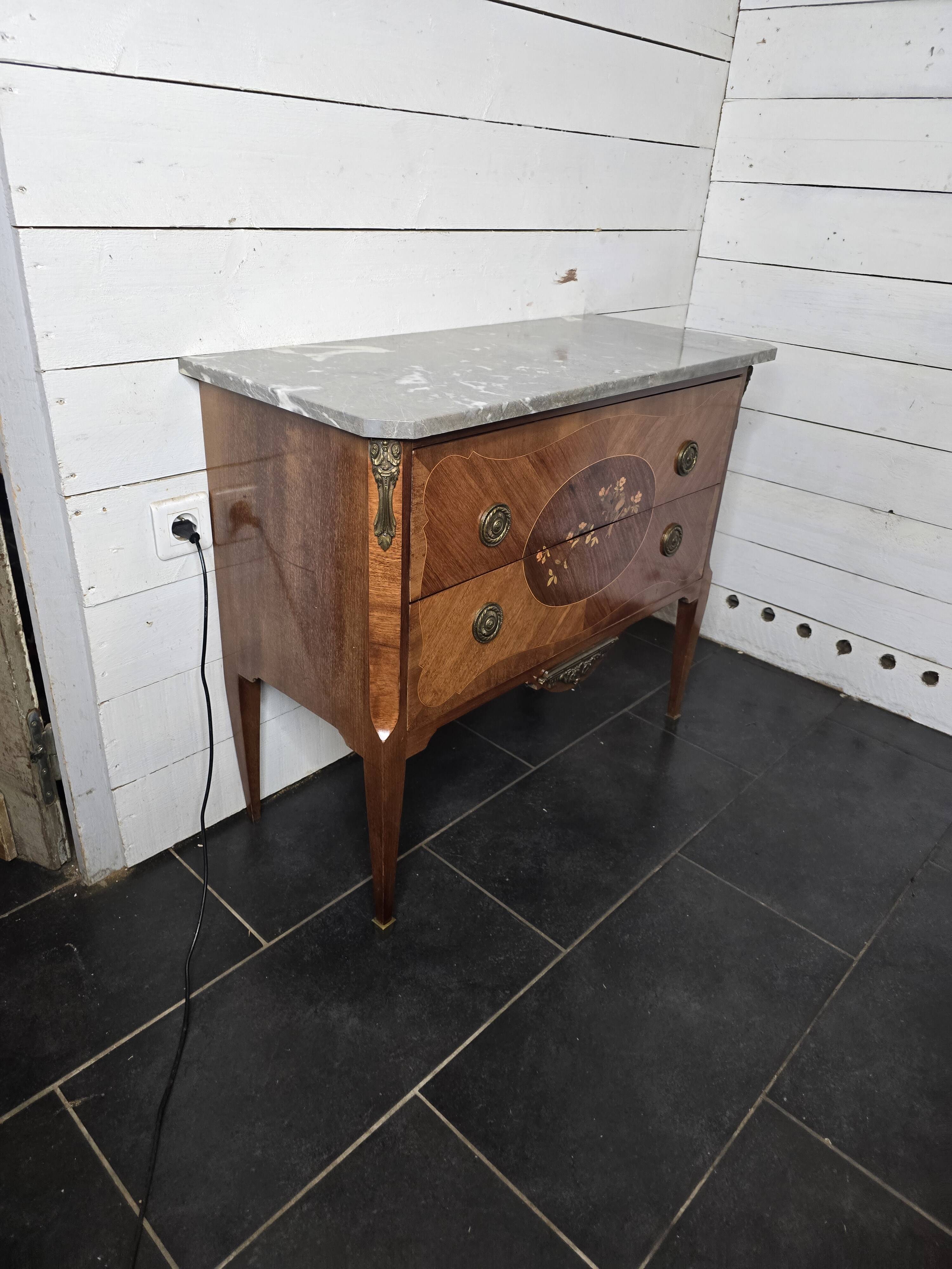 Commode en marqueterie milieu XXème