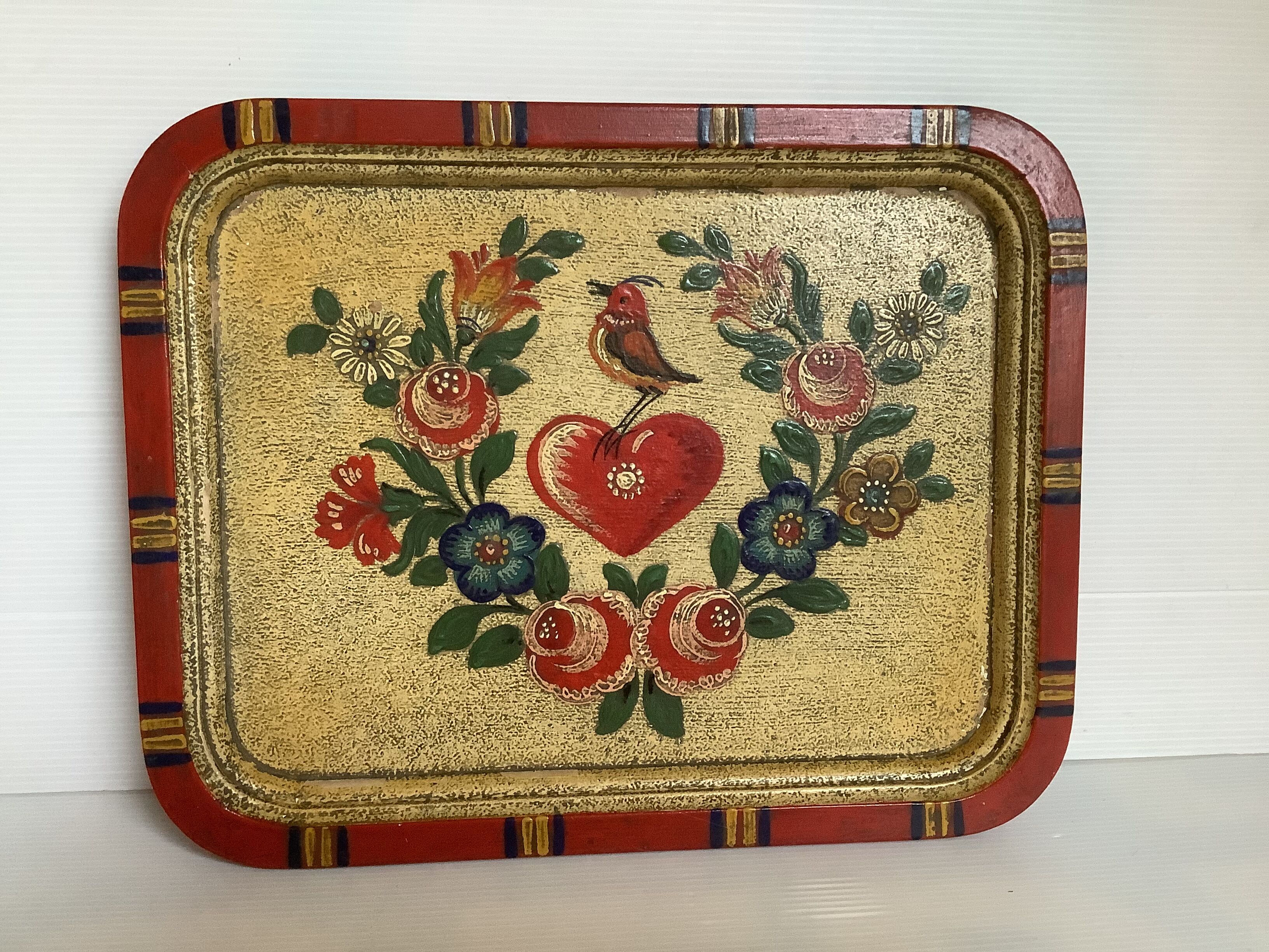 Plateau russe peint en relief