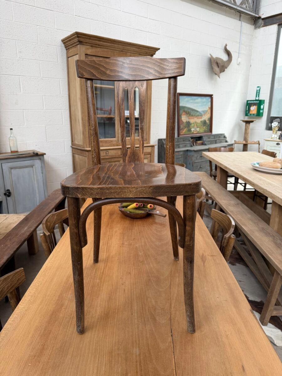Suite de 54 chaises de bistrot