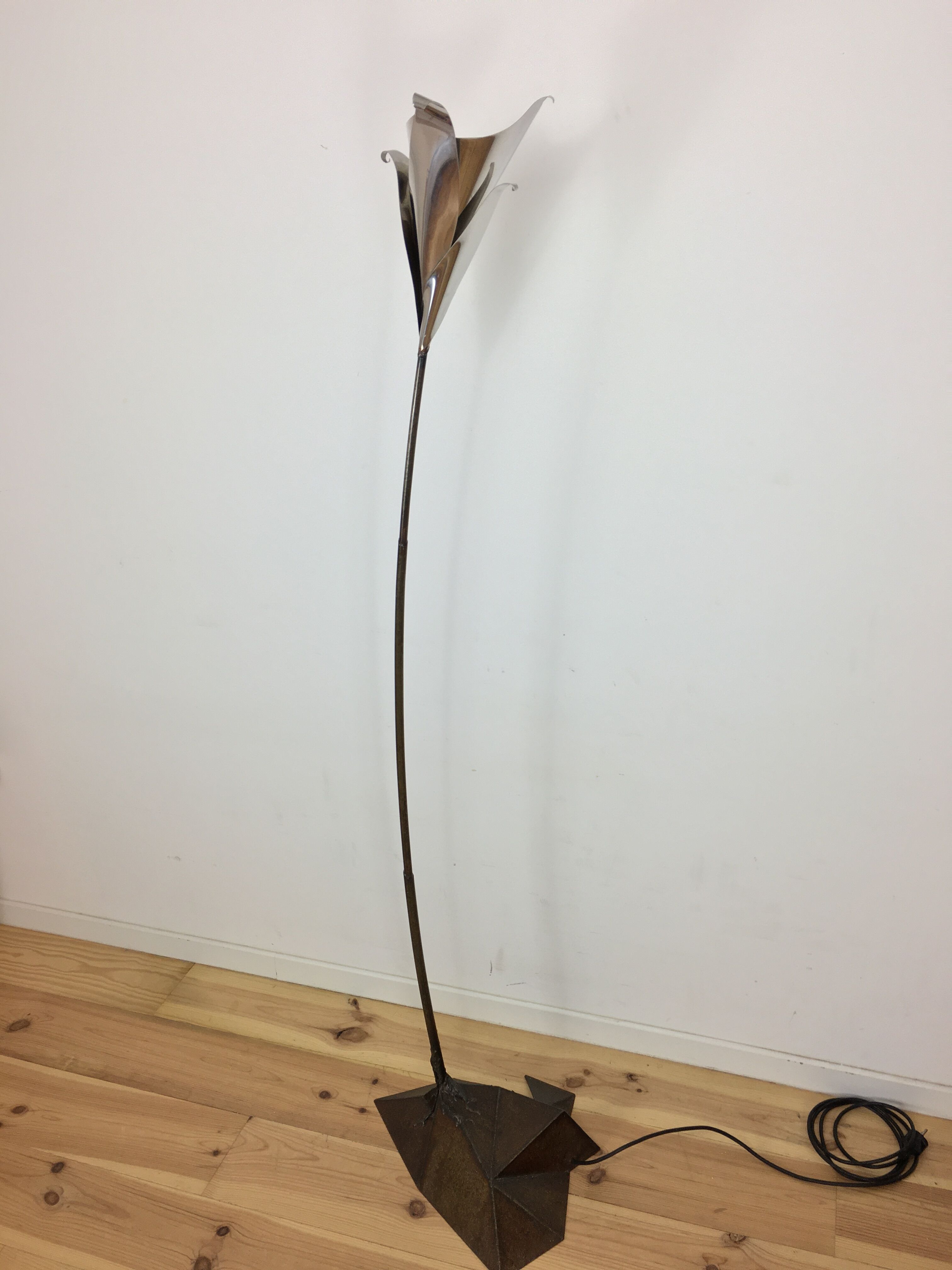 Metallic flower lamppost