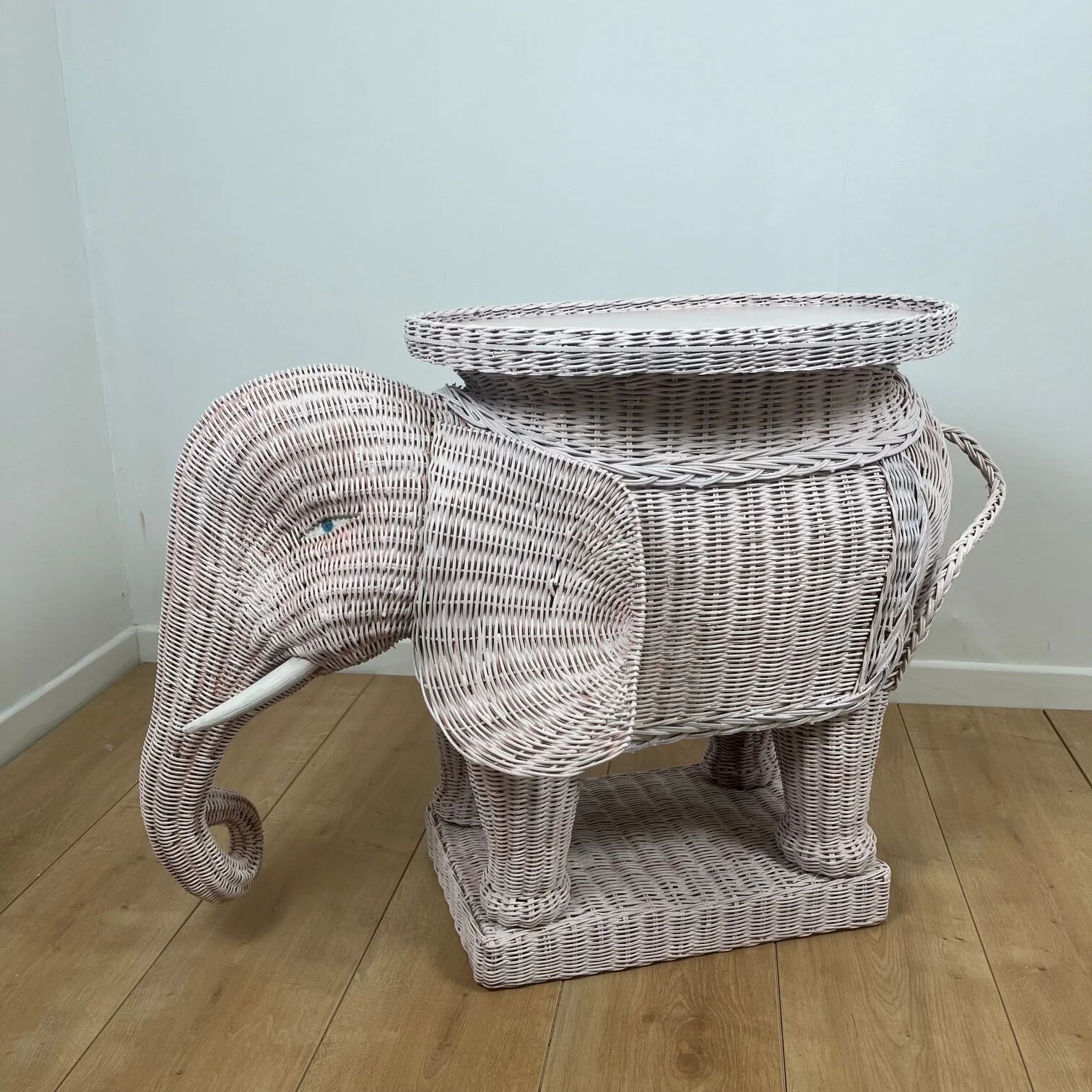 Vintage side table in rattan in the shape of an elephant, attributed to Vivai del Sud, Italy, 1960 - 1970.
