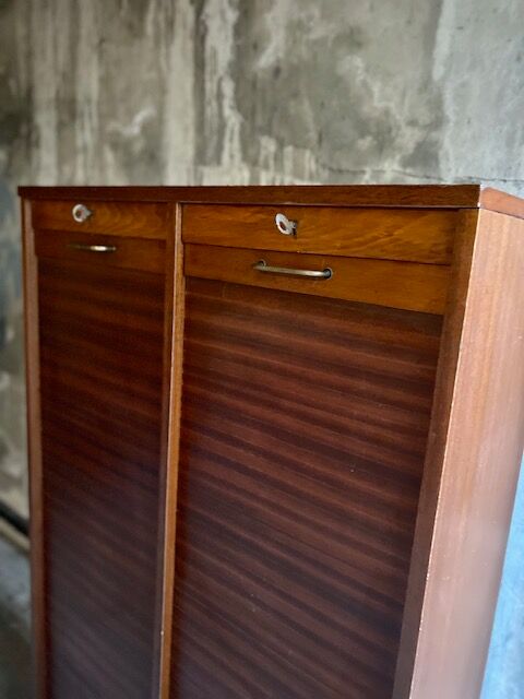 Double curtain filing cabinet