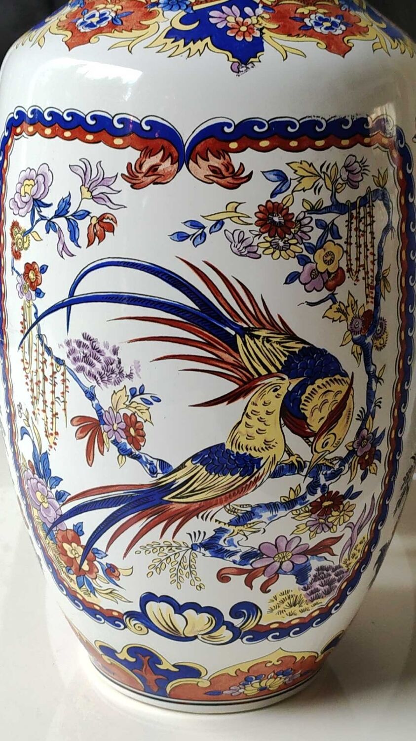 Vase balustre motifs paons/floraux style imari, signé y.p. derevua