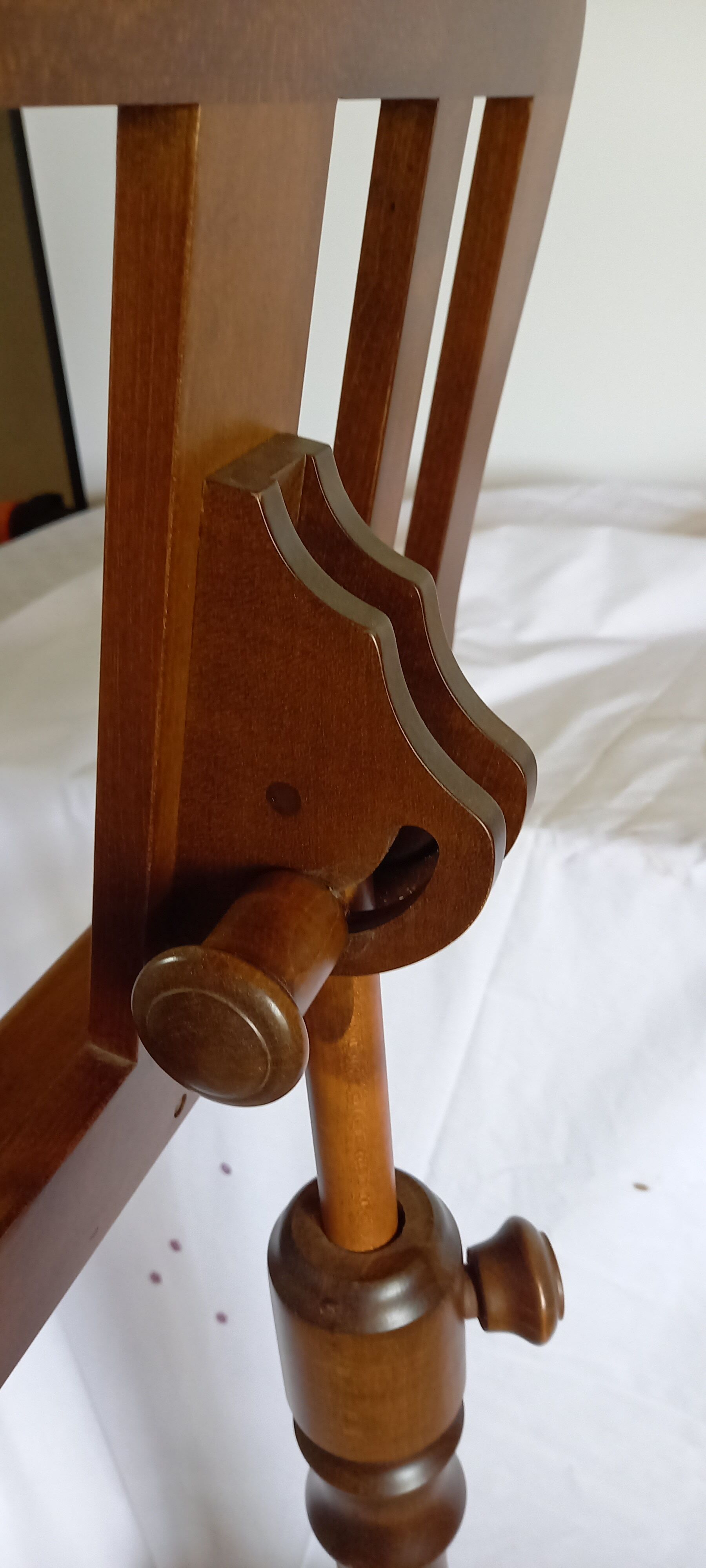 Wooden lutrine from Thomann