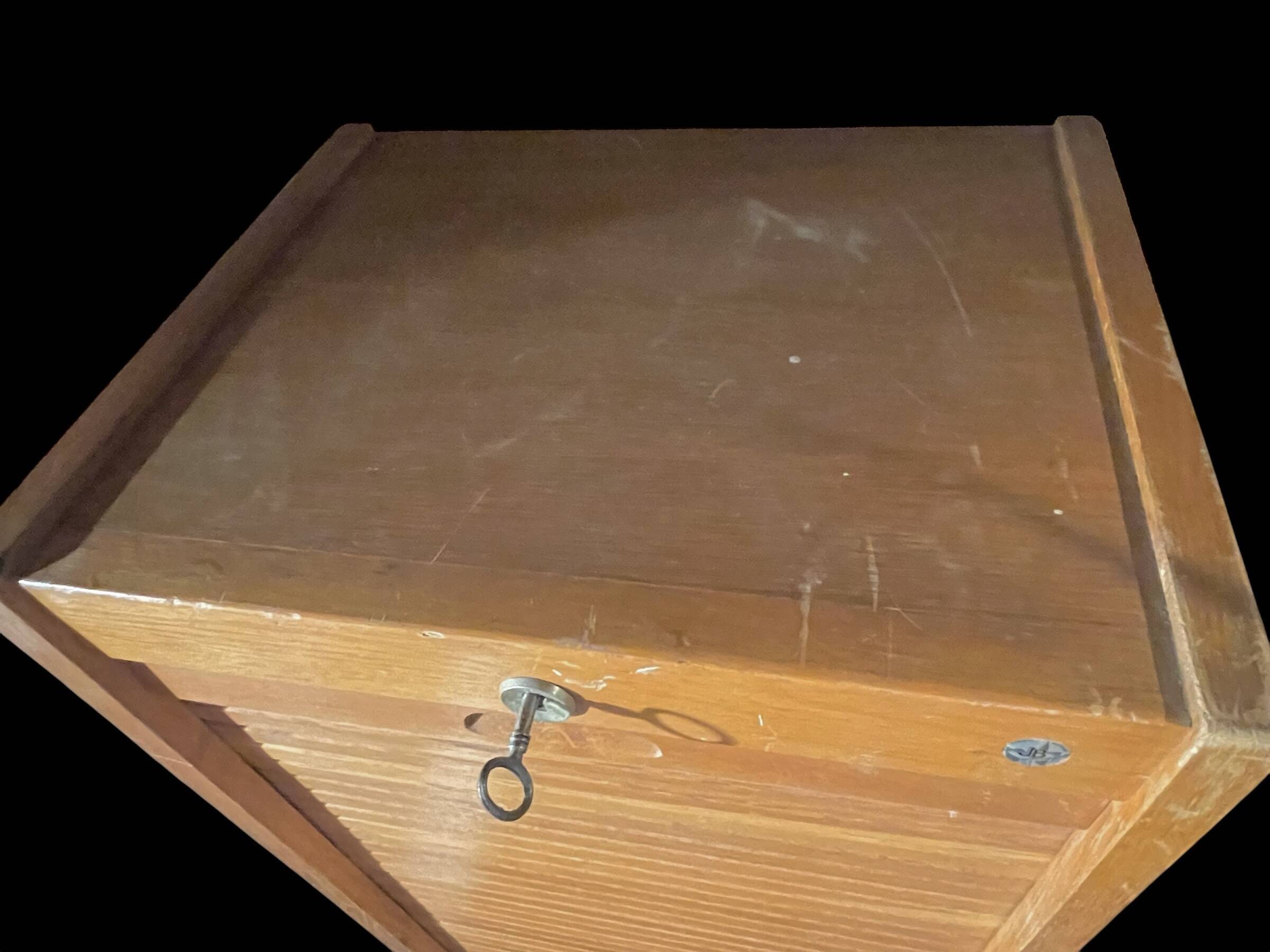 Curtain filing cabinet