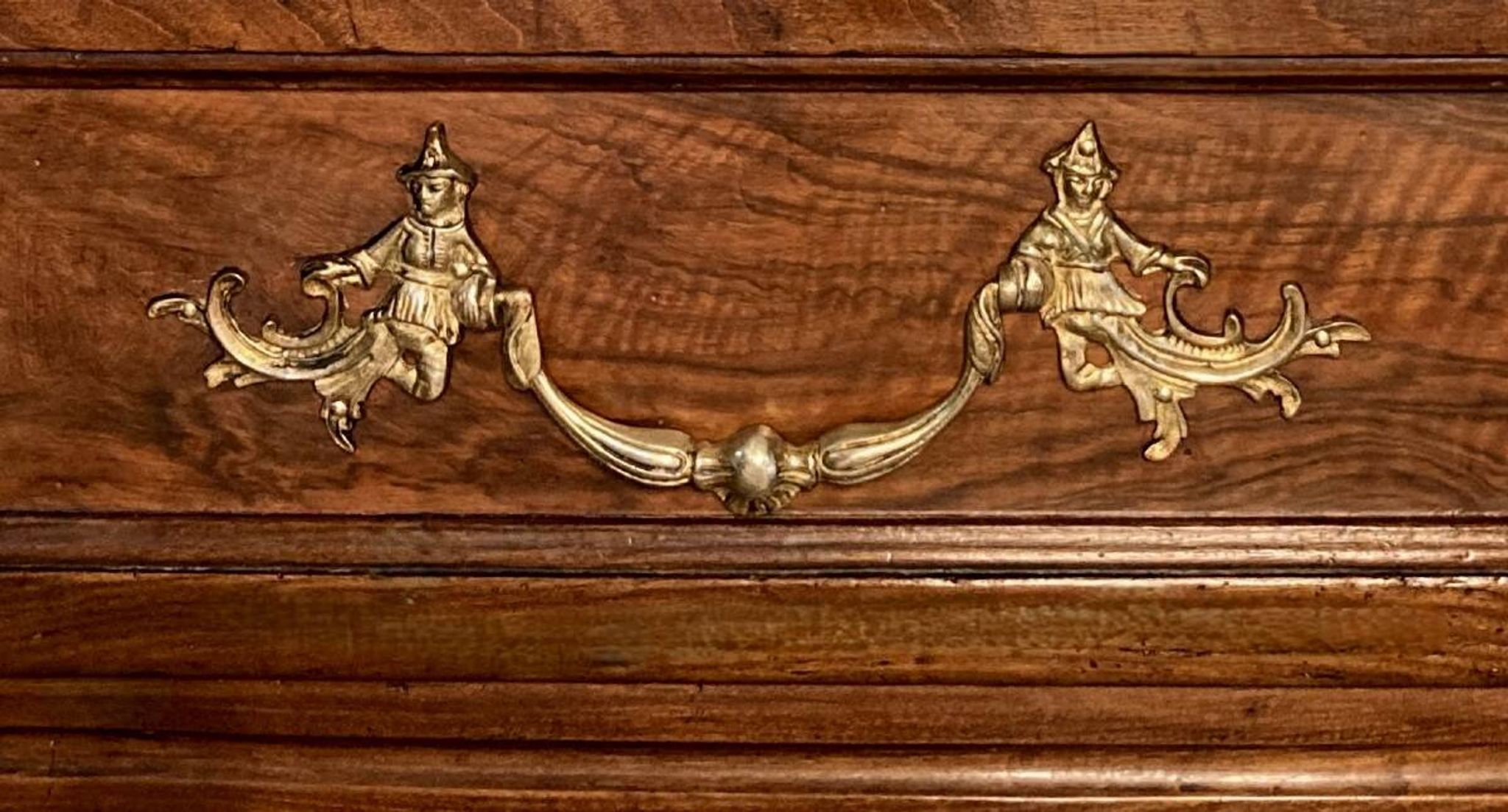 Commode en noyer Régence poignées aux chinois XVIIIe siècle