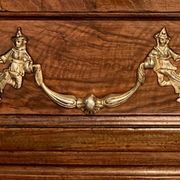 Commode en noyer Régence poignées aux chinois XVIIIe siècle