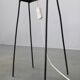 Lampadaire moderne du milieu du siècle sur pieds en fer avec abat-jour en plastique et accent en bois