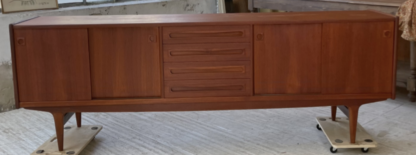 Teak row Johannes Andersen Samcom