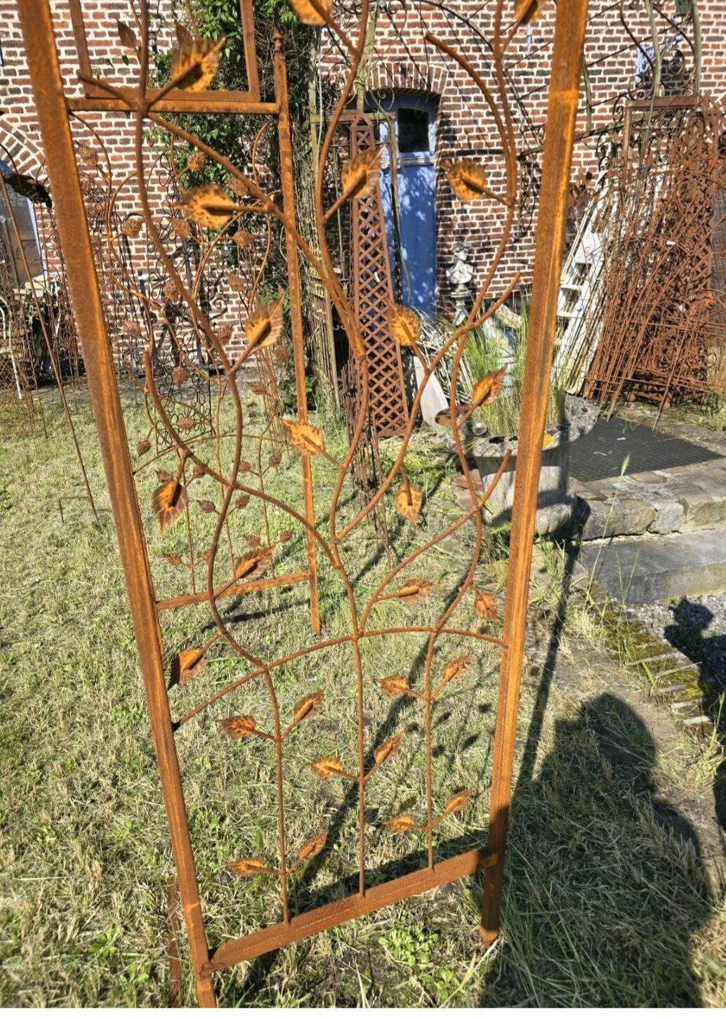 Garden arch in wrought iron with leaves