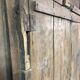 Ancienne porte en bois avec son encadrement