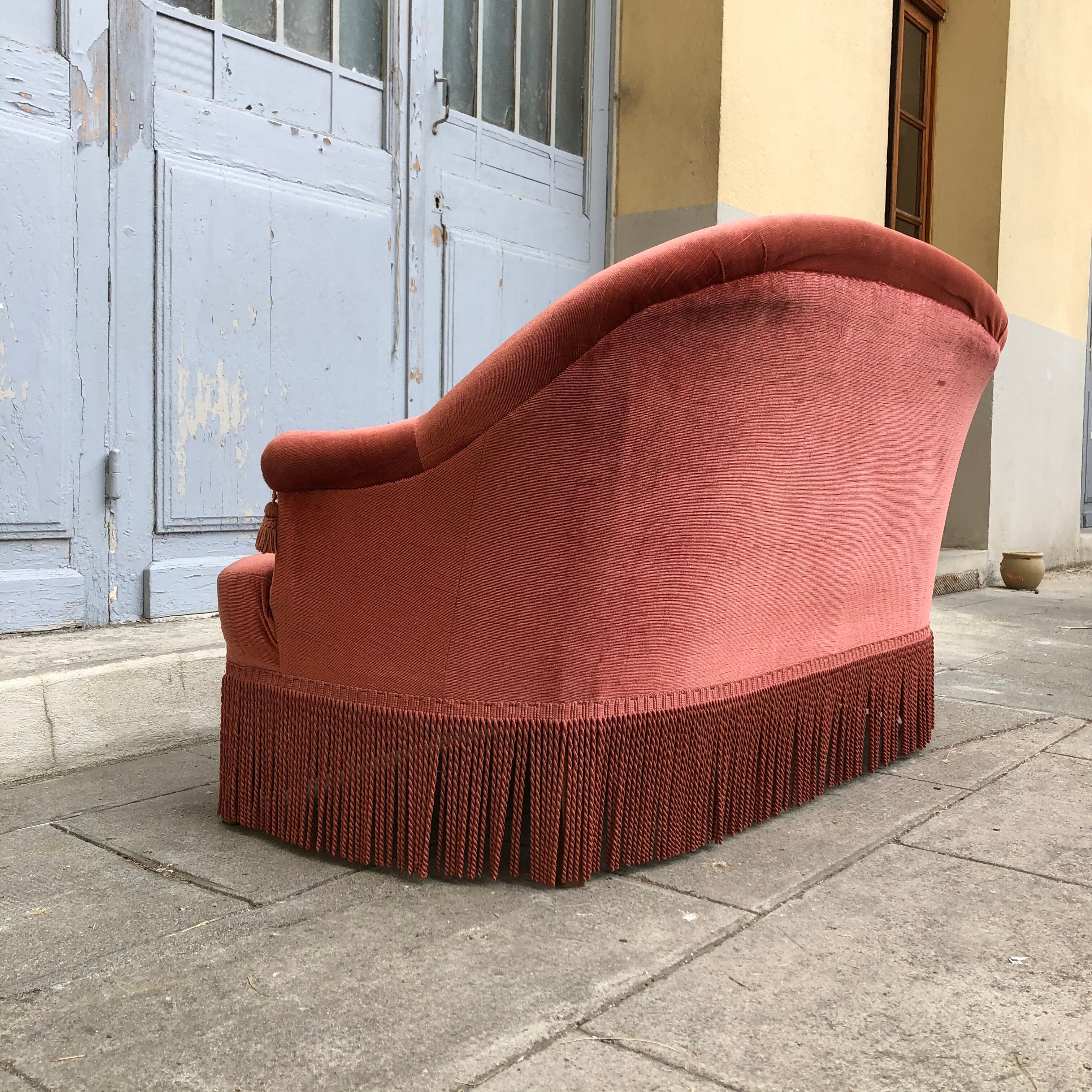 Toad sofa