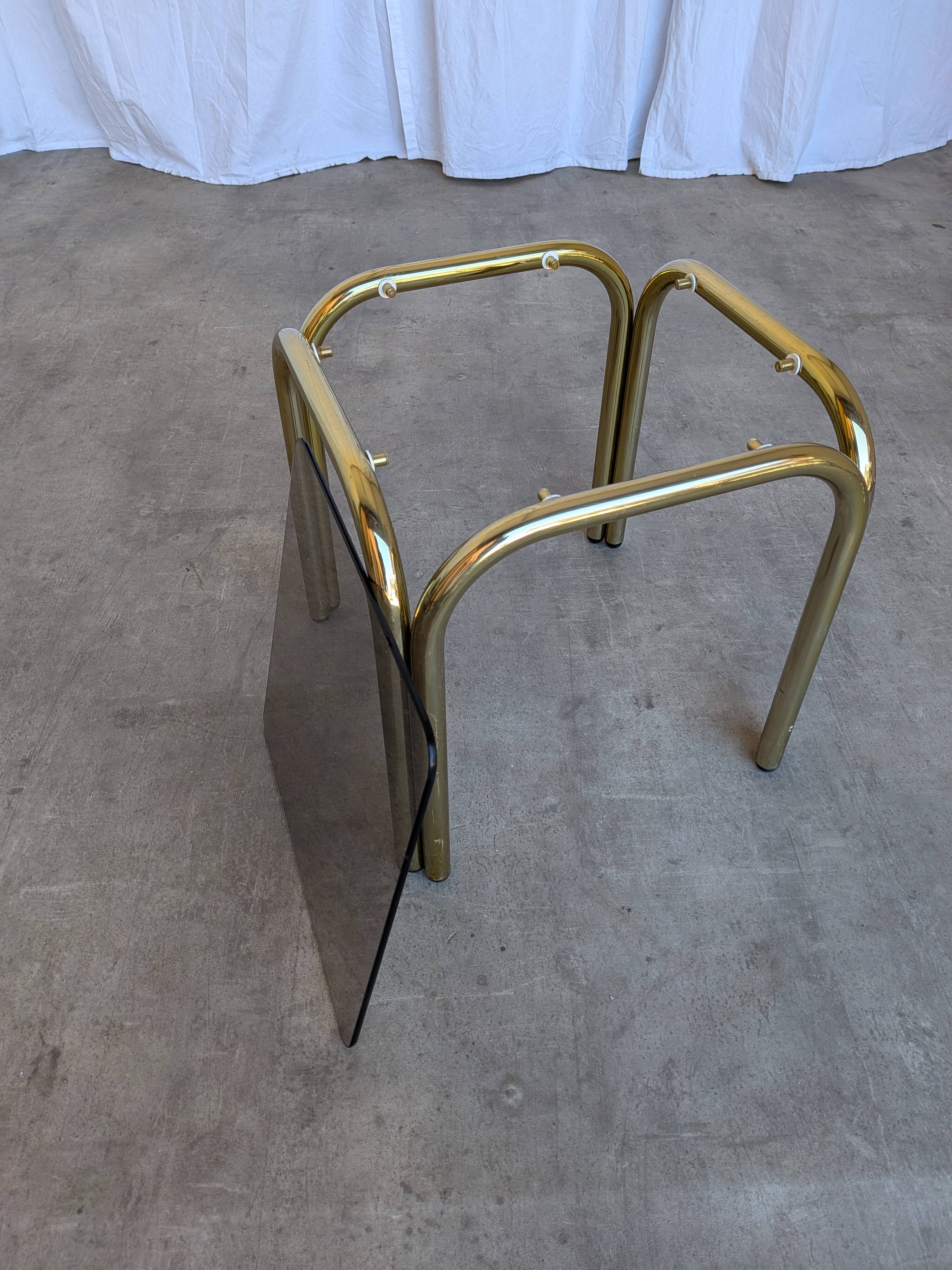 Table basse vintage en laiton et verre fumé / Moderne italien du milieu du siècle