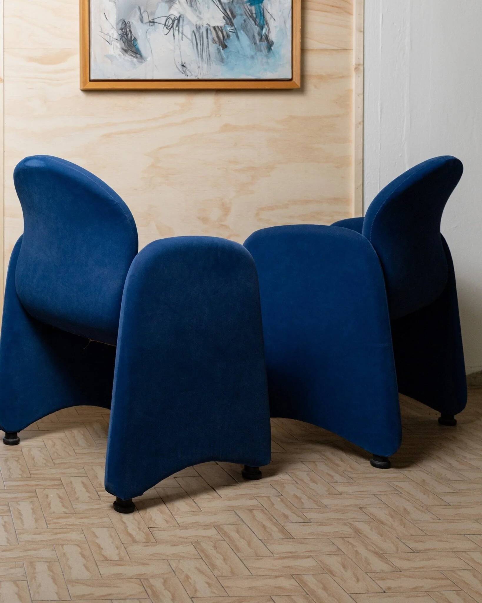 Paire de fauteuils en velours bleu avec pieds ronds en acrylique - design italien des années 1970.
