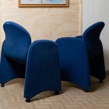 Paire de fauteuils en velours bleu avec pieds ronds en acrylique - design italien des années 1970.