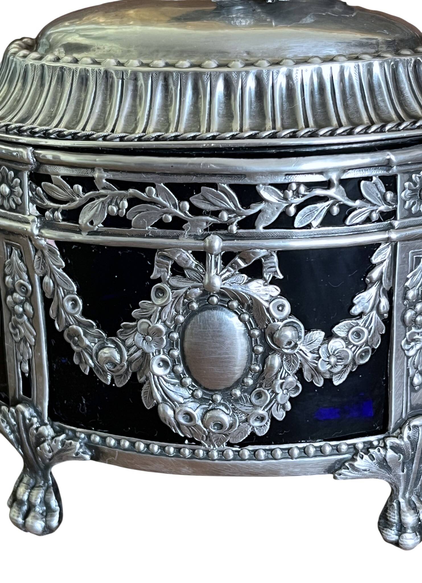 Silverware, sugar bowl in silver Louis XVI style, hallmarks late 18th century.